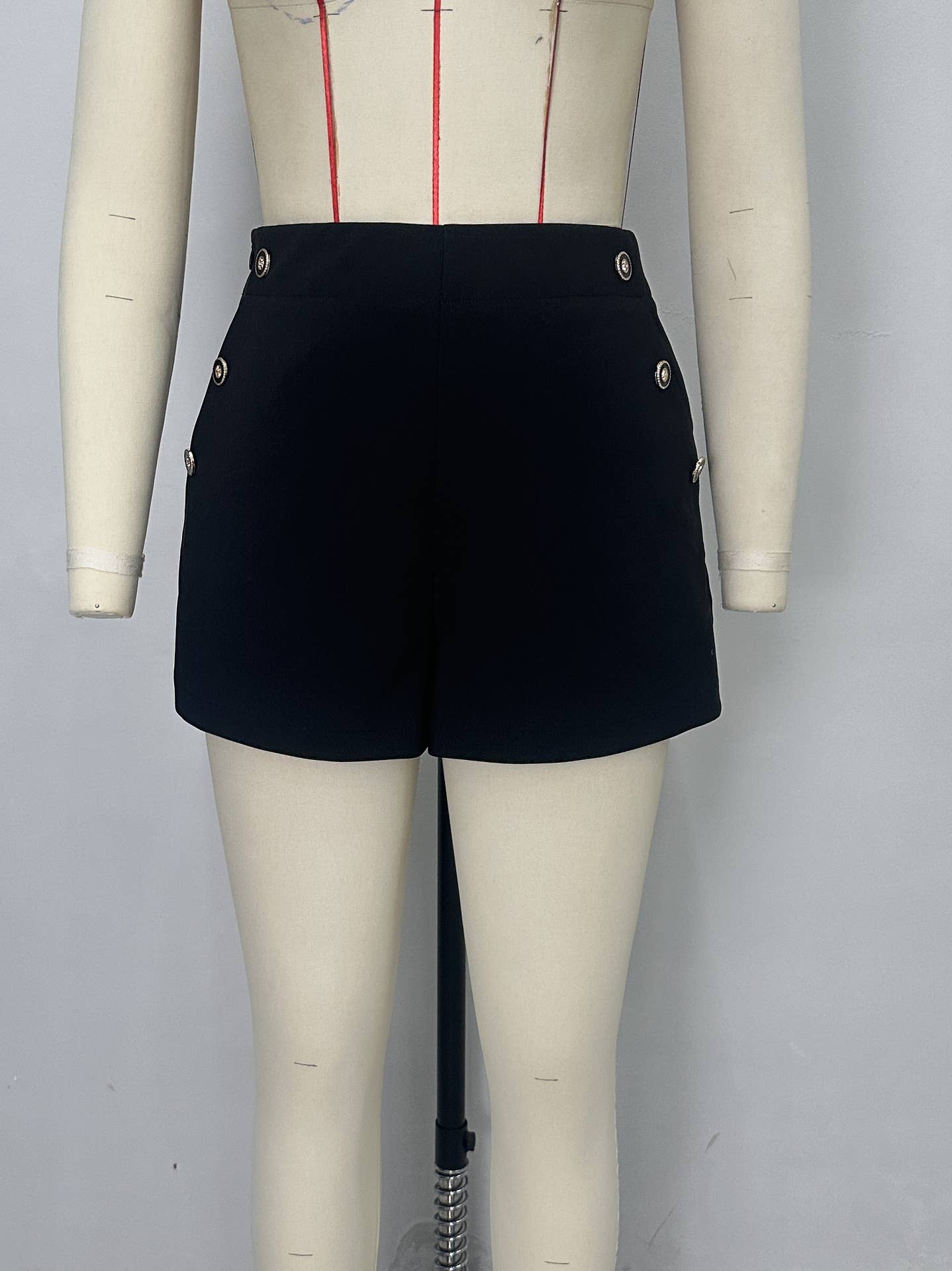 Versatile button-decorated straight shorts