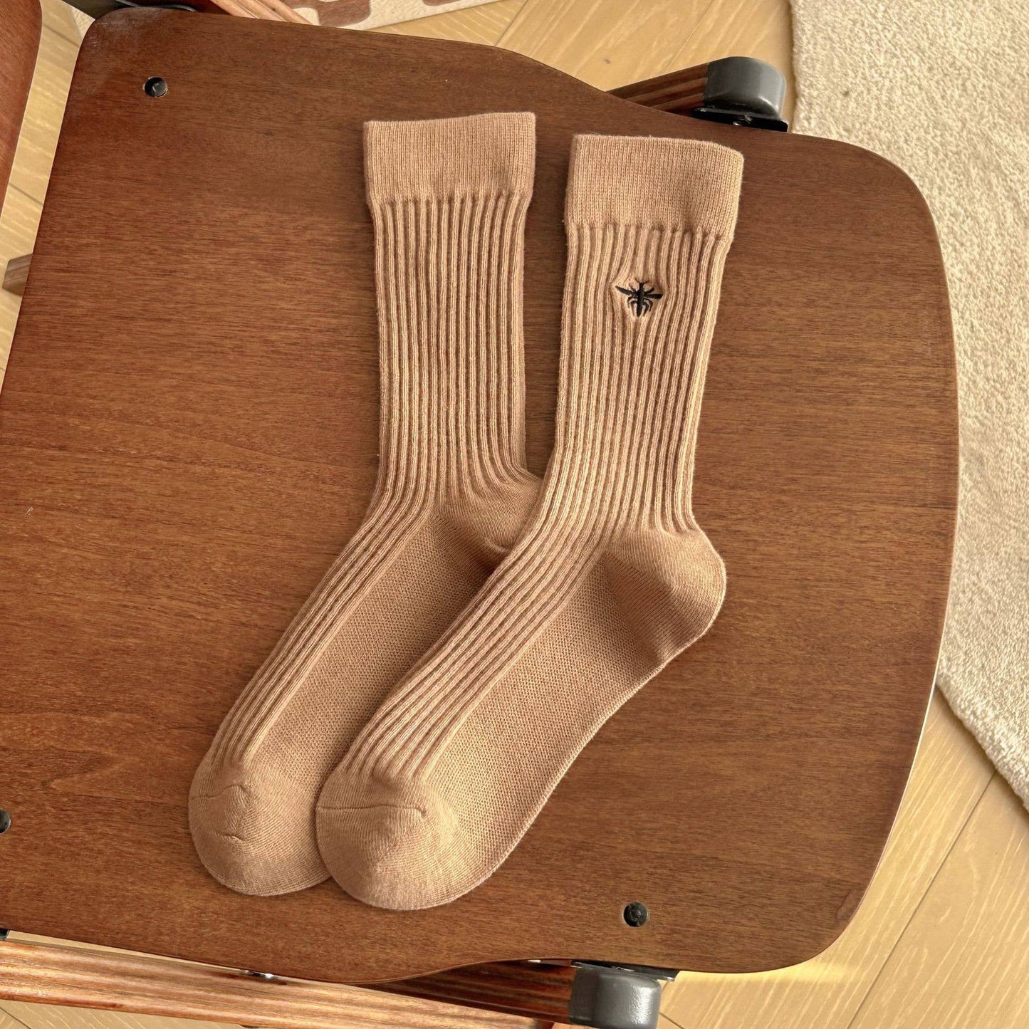 EMBROIDERY BEE SOLID COLOR MATCHING MIDTUBE SOCKS