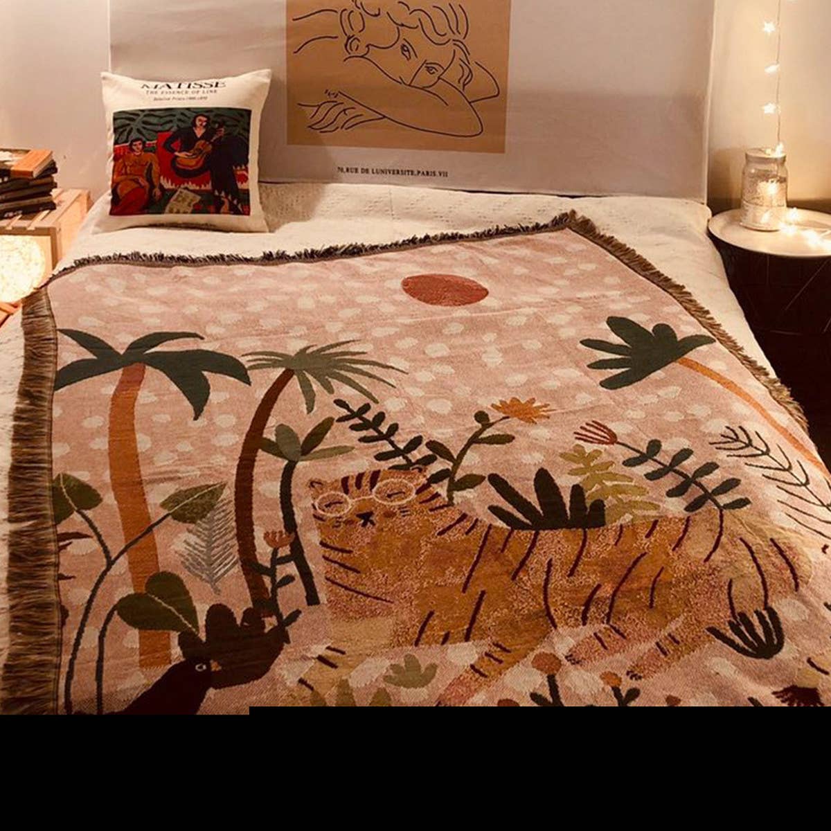 MULTIFUNCTIONAL BLANKET WITH LEAF PATTERN