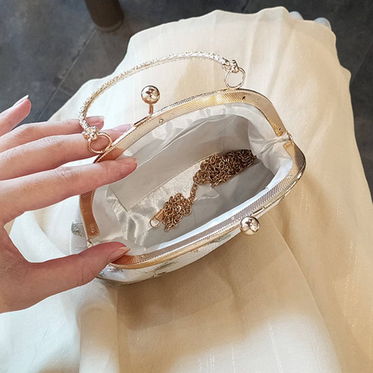 SMALL FRESH RETRO STYLE SHOULDER CLUTCH BAG_CWAB2526