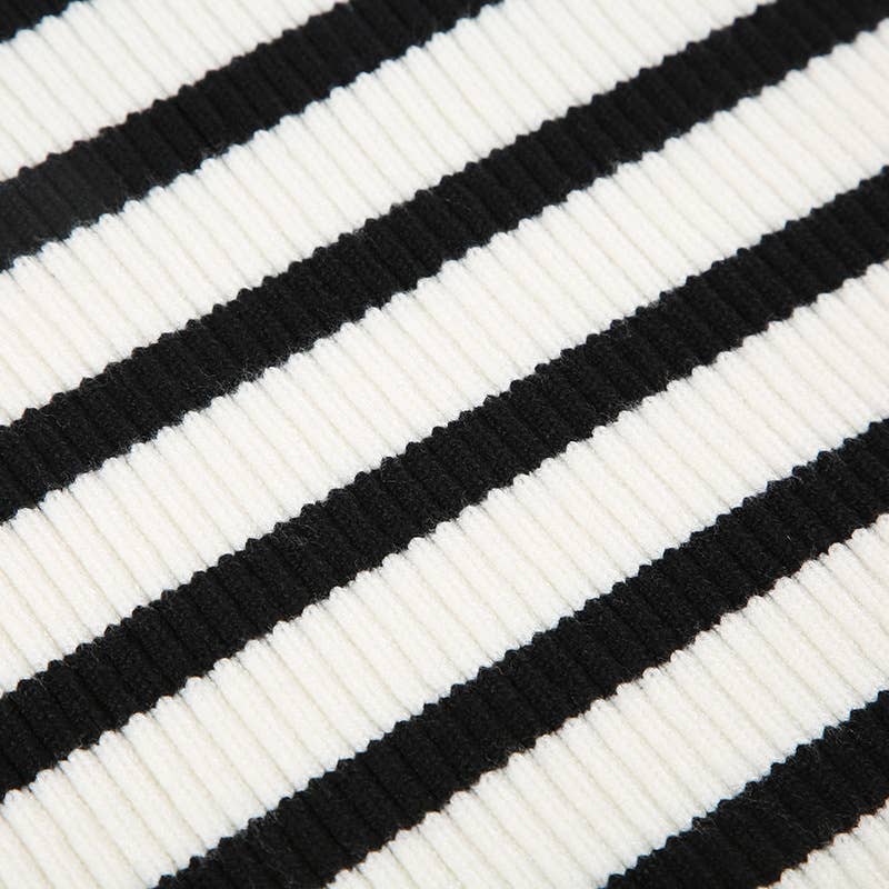 SLOUCHY SWEATER CONTRASTING LINE NECK AND STRIPES