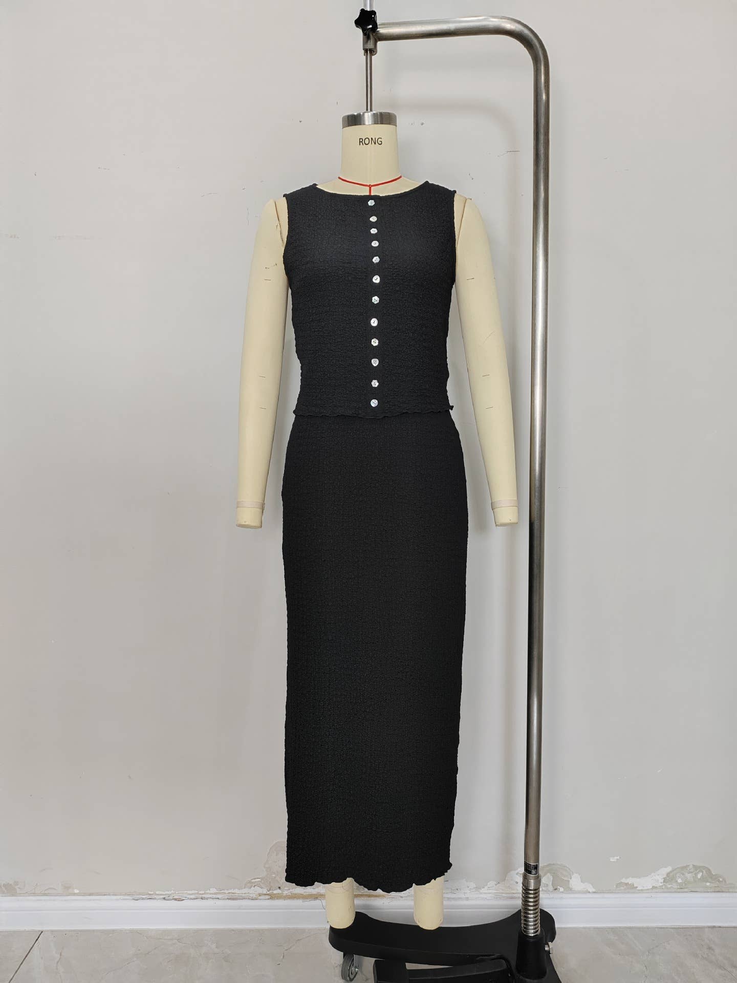 Sleeveless button-down top embossed skirt set