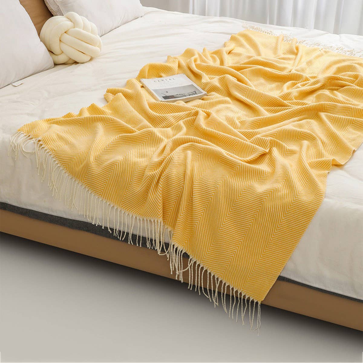LIGHTWEIGHT COZY WOVEN BLANKET WITH TASSELS