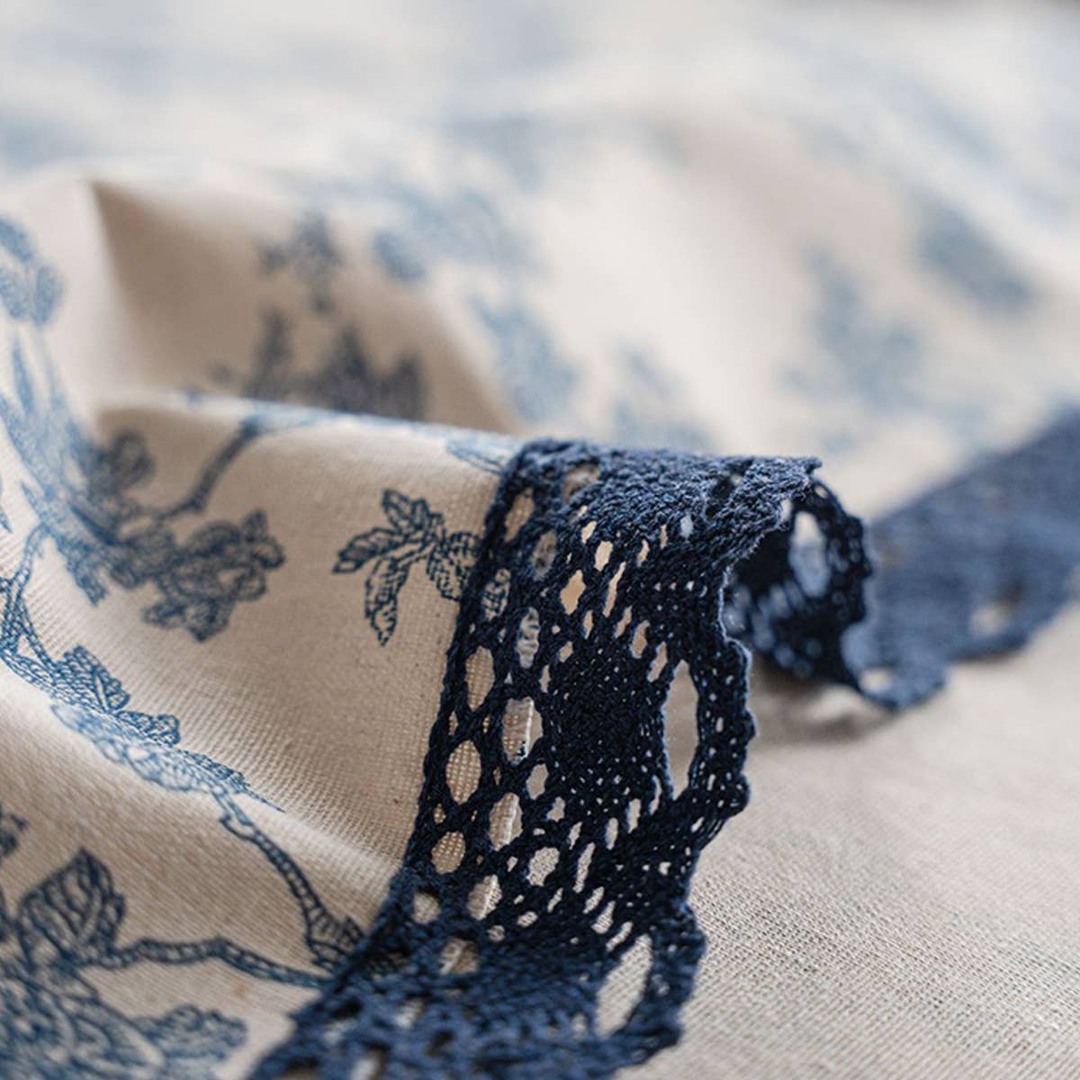 HOME BLUE ROSE PRINT PASTORAL TABLECLOTH