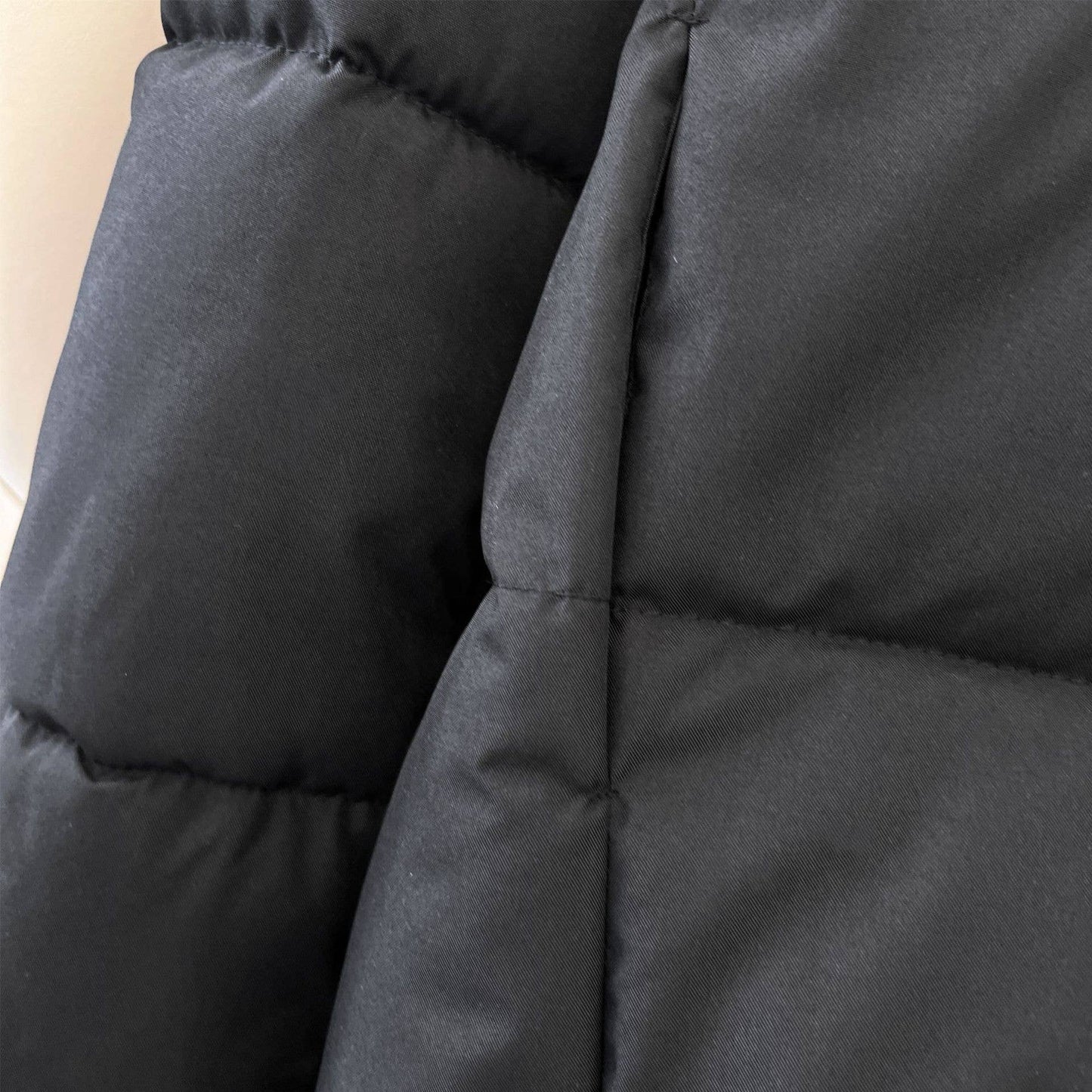 Wear a windproof hooded short warm bread jacket