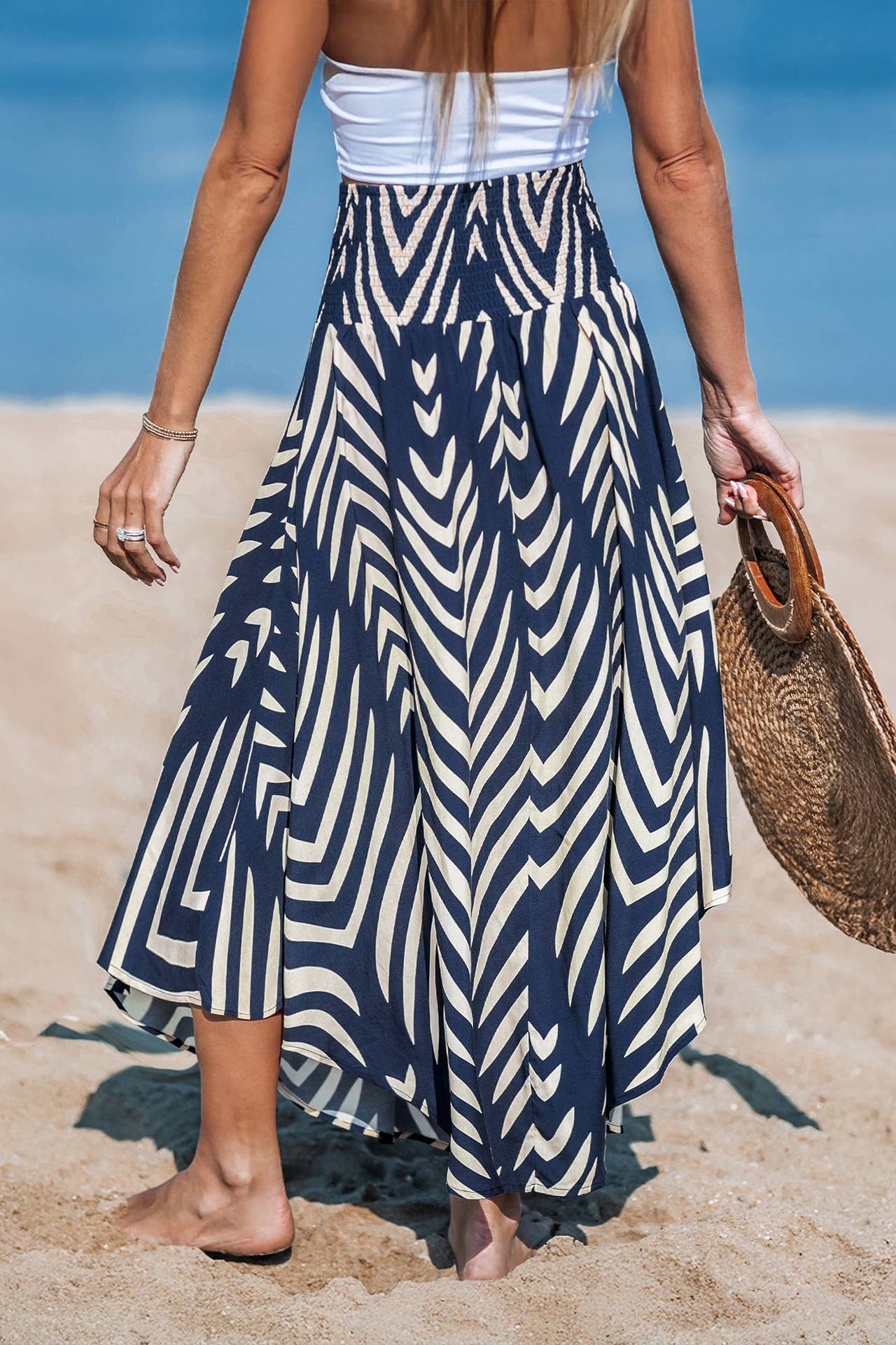 Casual and vacation-style skirt with leaf prints