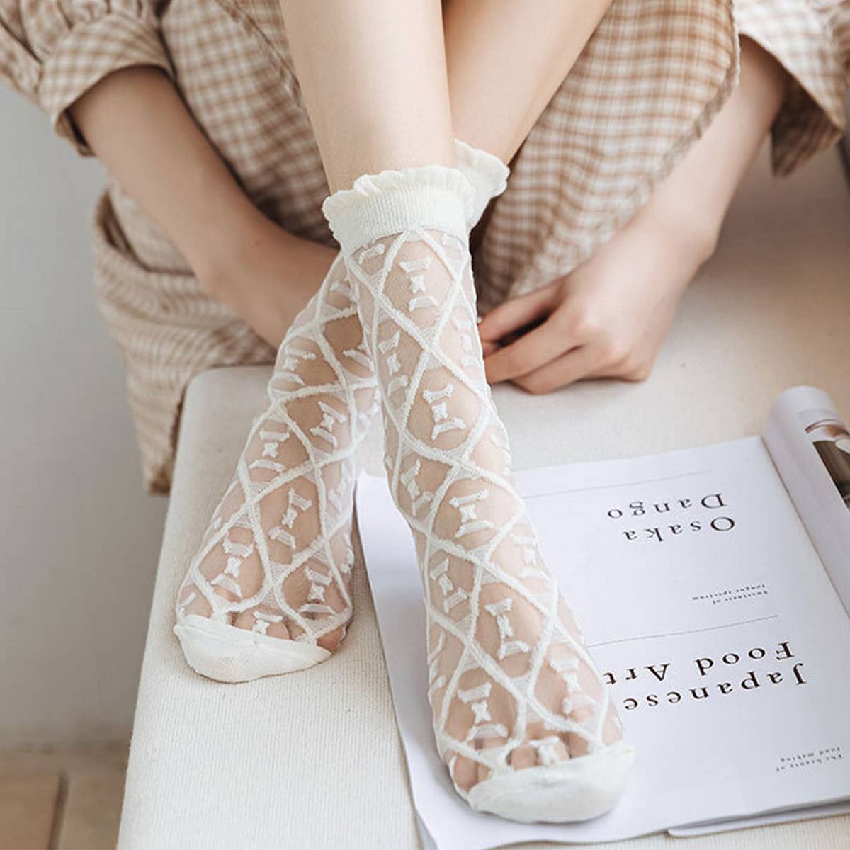 SUMMER THIN WHITE FLORAL DESIGN BOAT SOCKS