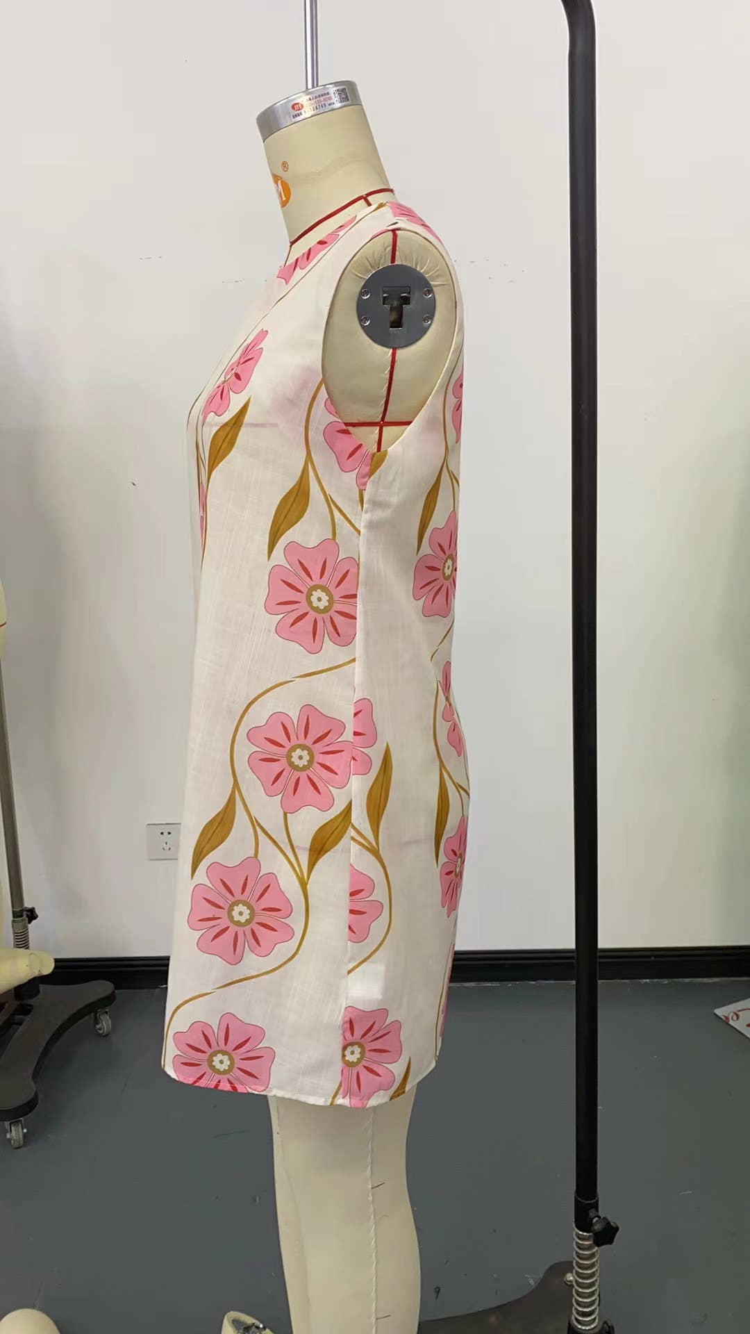 Straight, sleeveless, round-neck floral dress