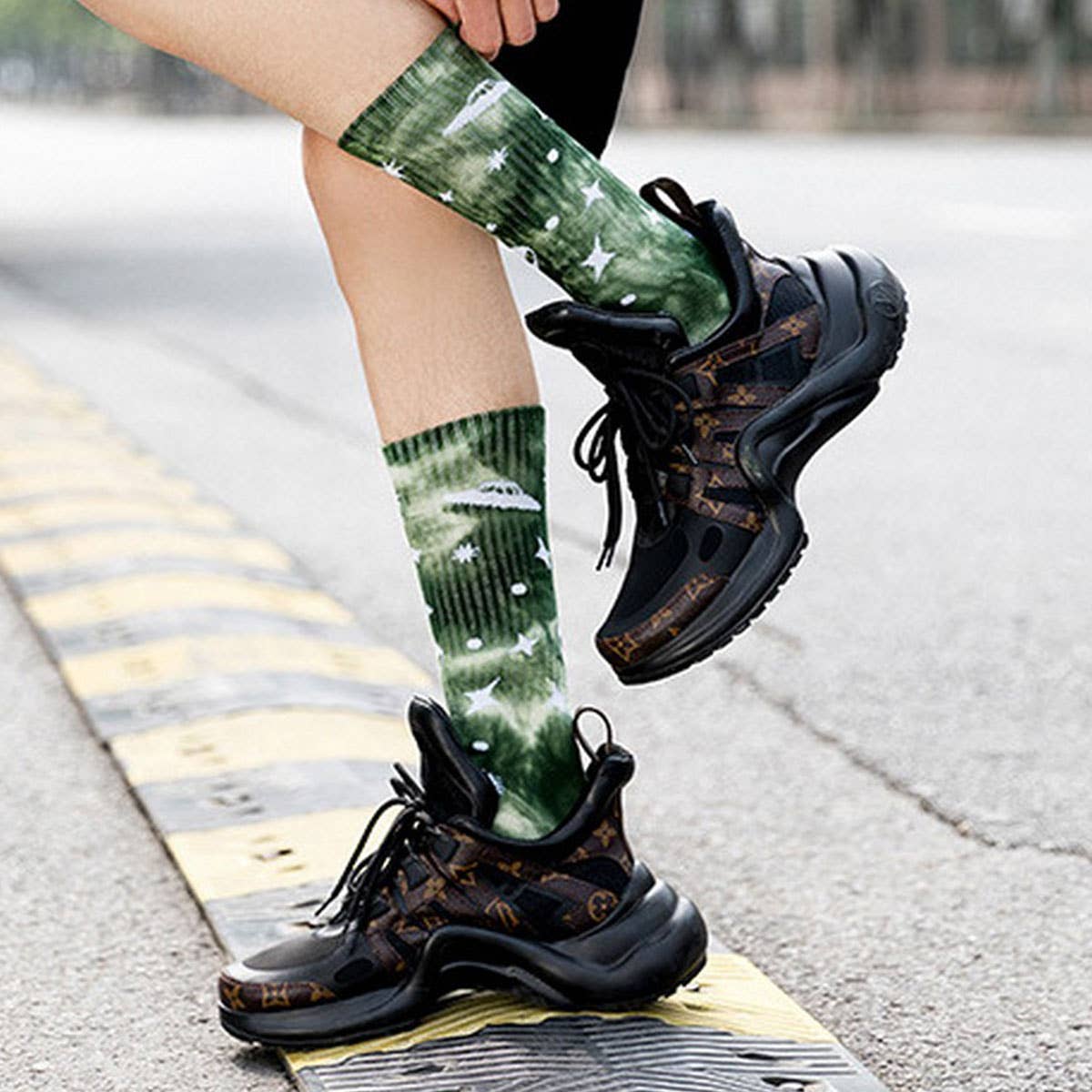 UNIVERSE PRINTED TIE DYED FASHION CREW SOCKS
