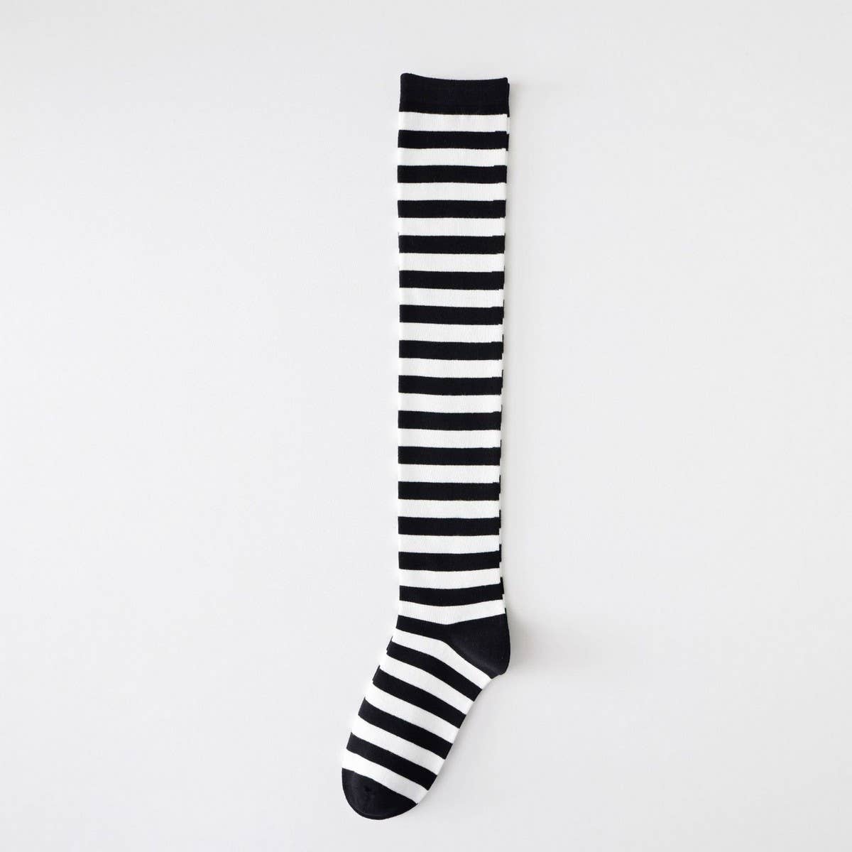 SWEET BONELESS SLIM BLACK STRIPED KNEE-HIGH SOCKS