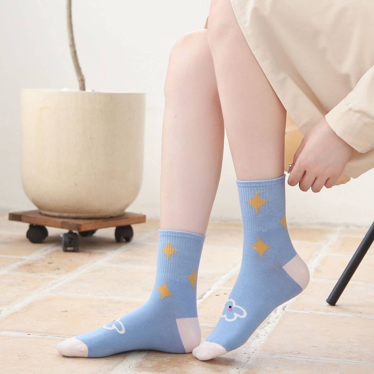 NEW ARRIVAL CLOUD COLLEGE STYLE MIDDLE TUBE SOCKS