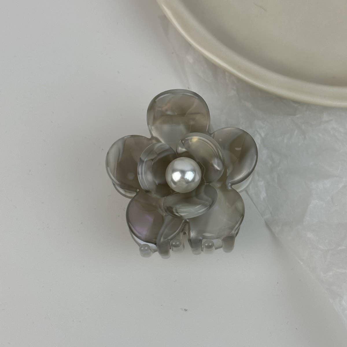 Medium double pearl flower clip with acetic acid texture