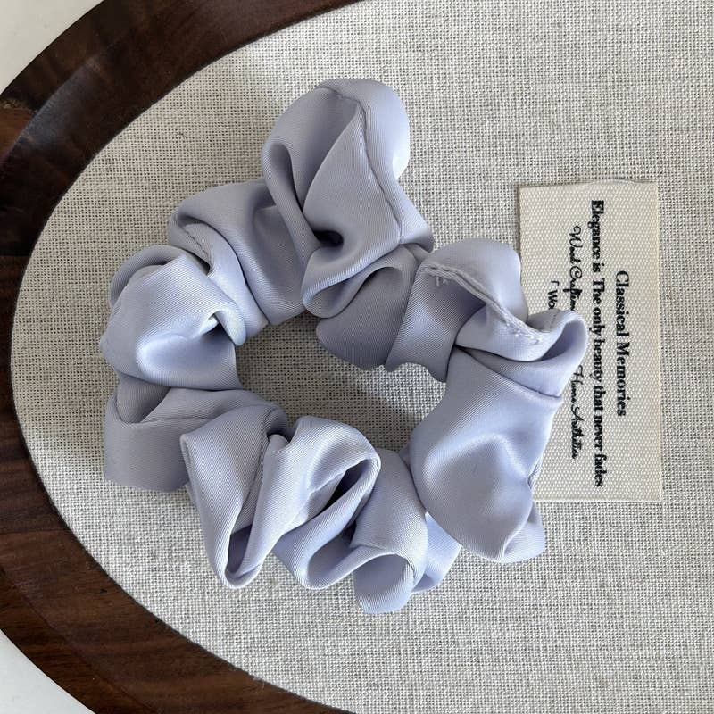 A simple and versatile satin style hairband