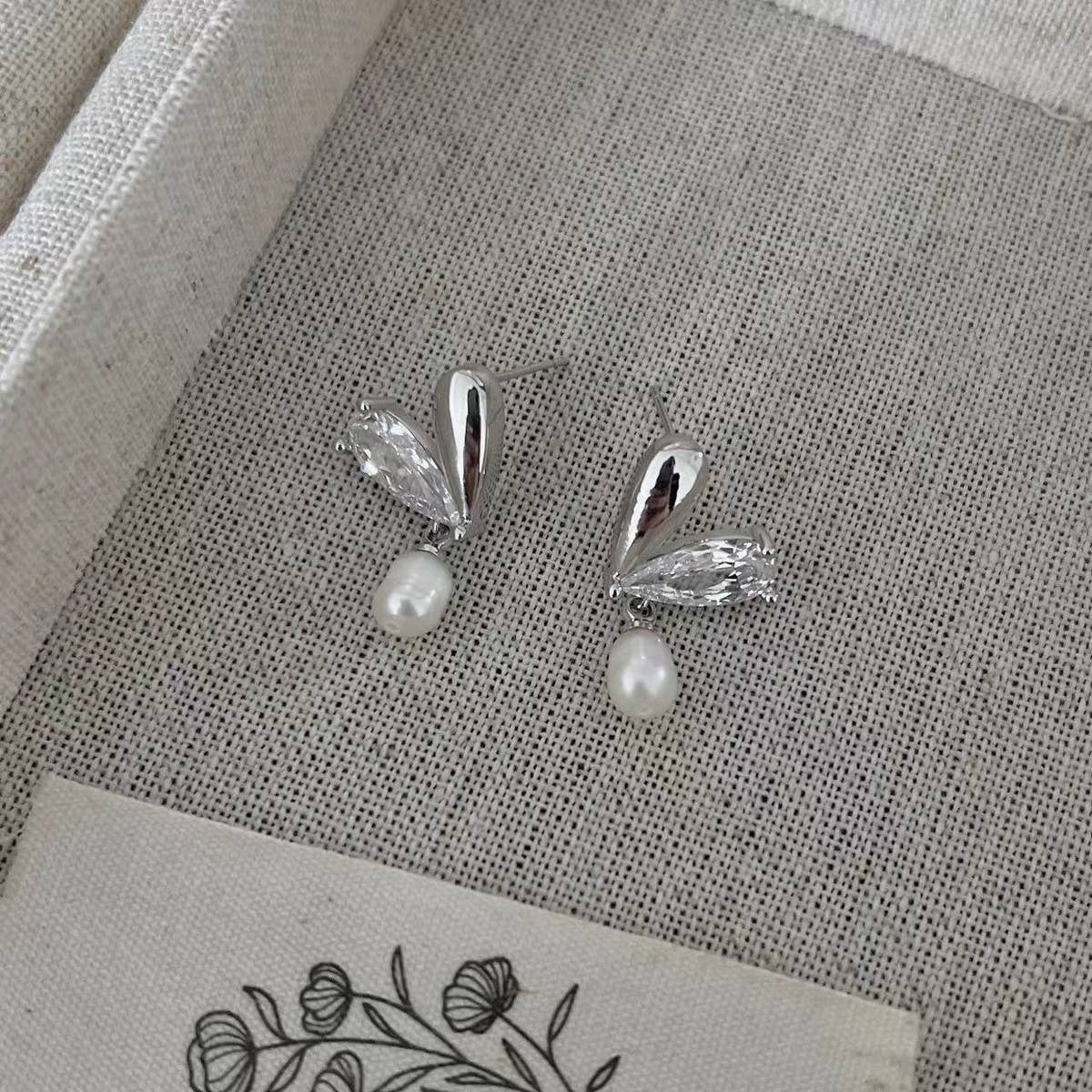 LOVE FRESHWATER PEARL STUD EARRINGS
