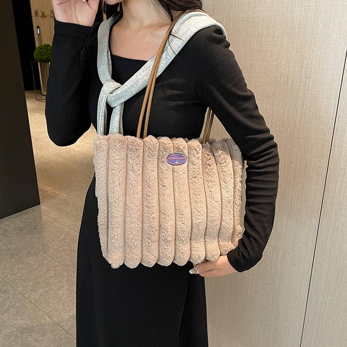 WINTER LEISURE SHOULDERBAG LARGE CAPACITY PLUSH BAG_CWAB3966
