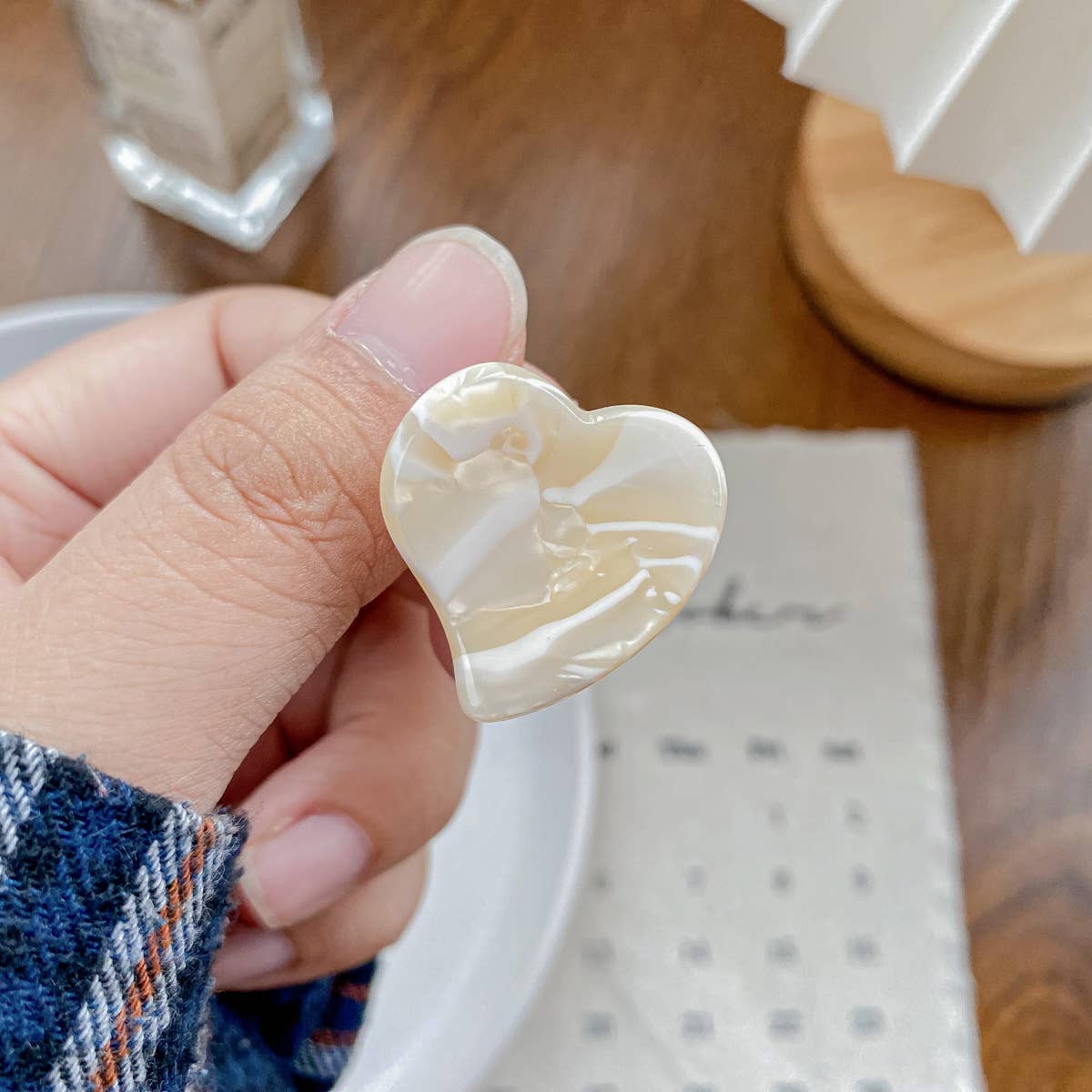 Cute acetic acid heart-shaped small clipper