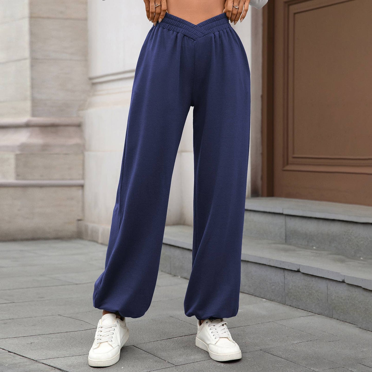 Tight waists curving legs Loose-fitting trousers