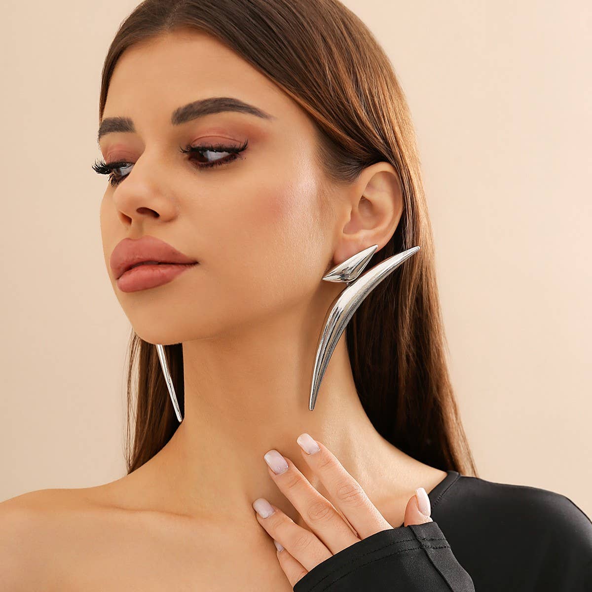 SIMPLE DESIGN POINTED EARRINGS_CWAJE1150