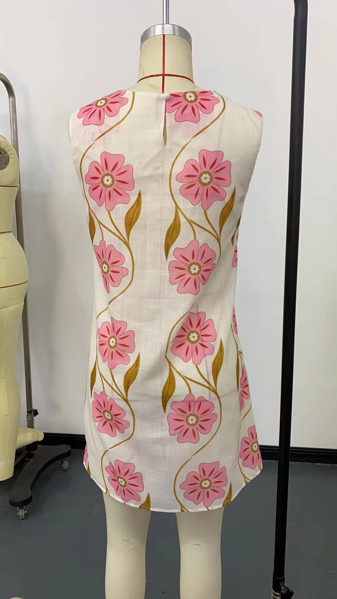 Straight, sleeveless, round-neck floral dress