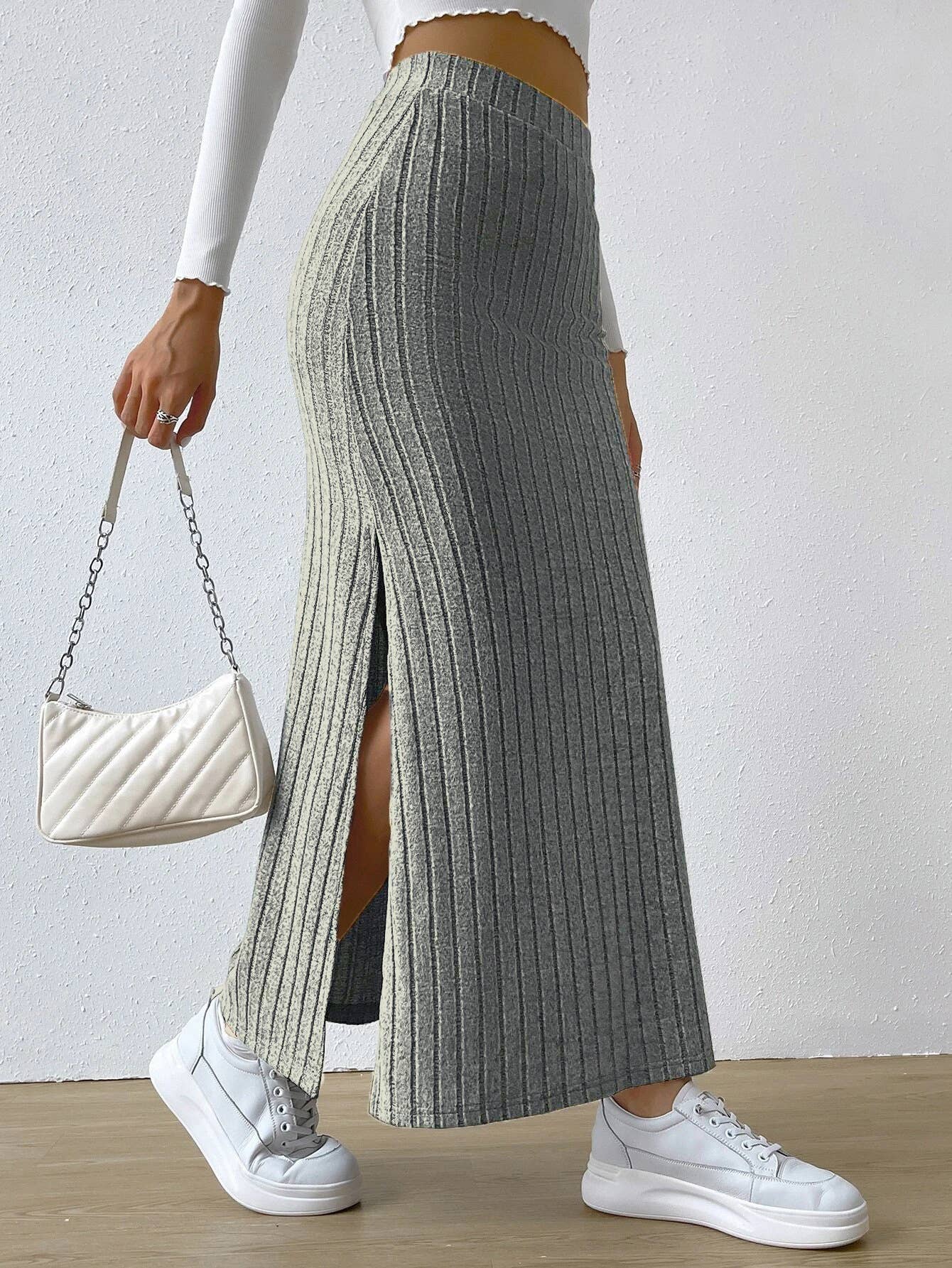 High-waisted side-slit form-fitting skirt