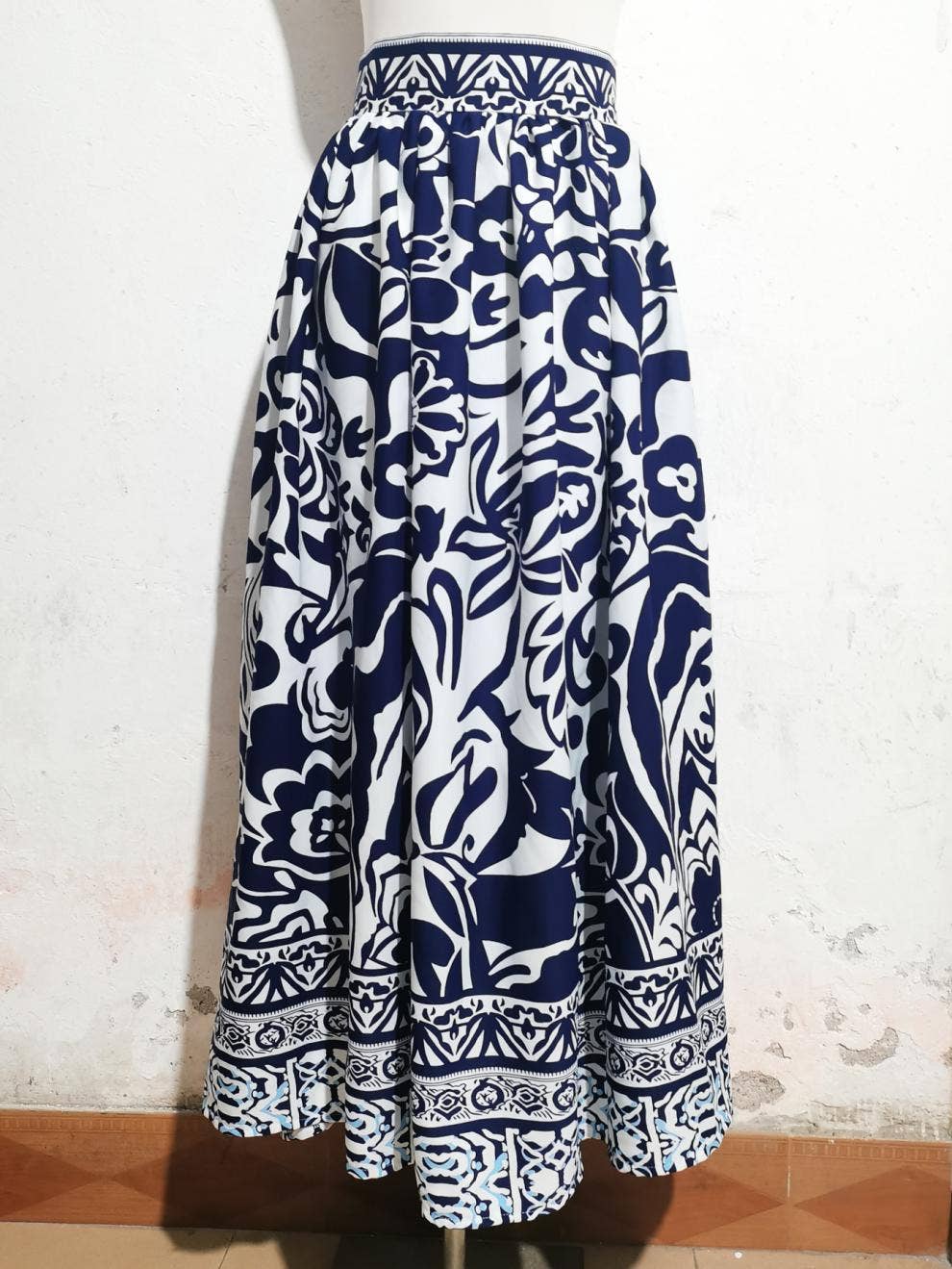 High-waisted blue white porcelain printed skirt