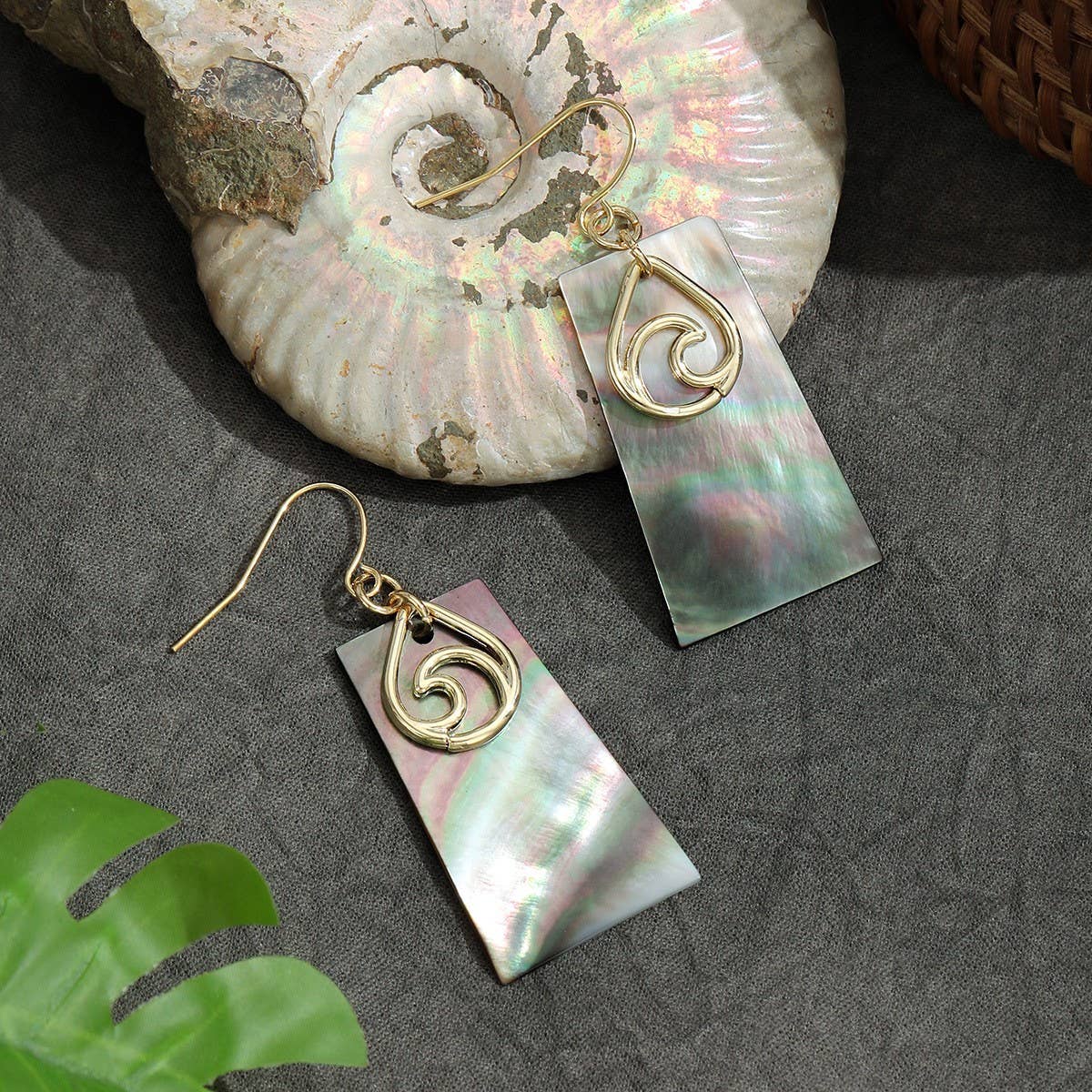 FASHIONABLE BLACK SHELL TRAPEZOID EARRINGS_CWMM4269