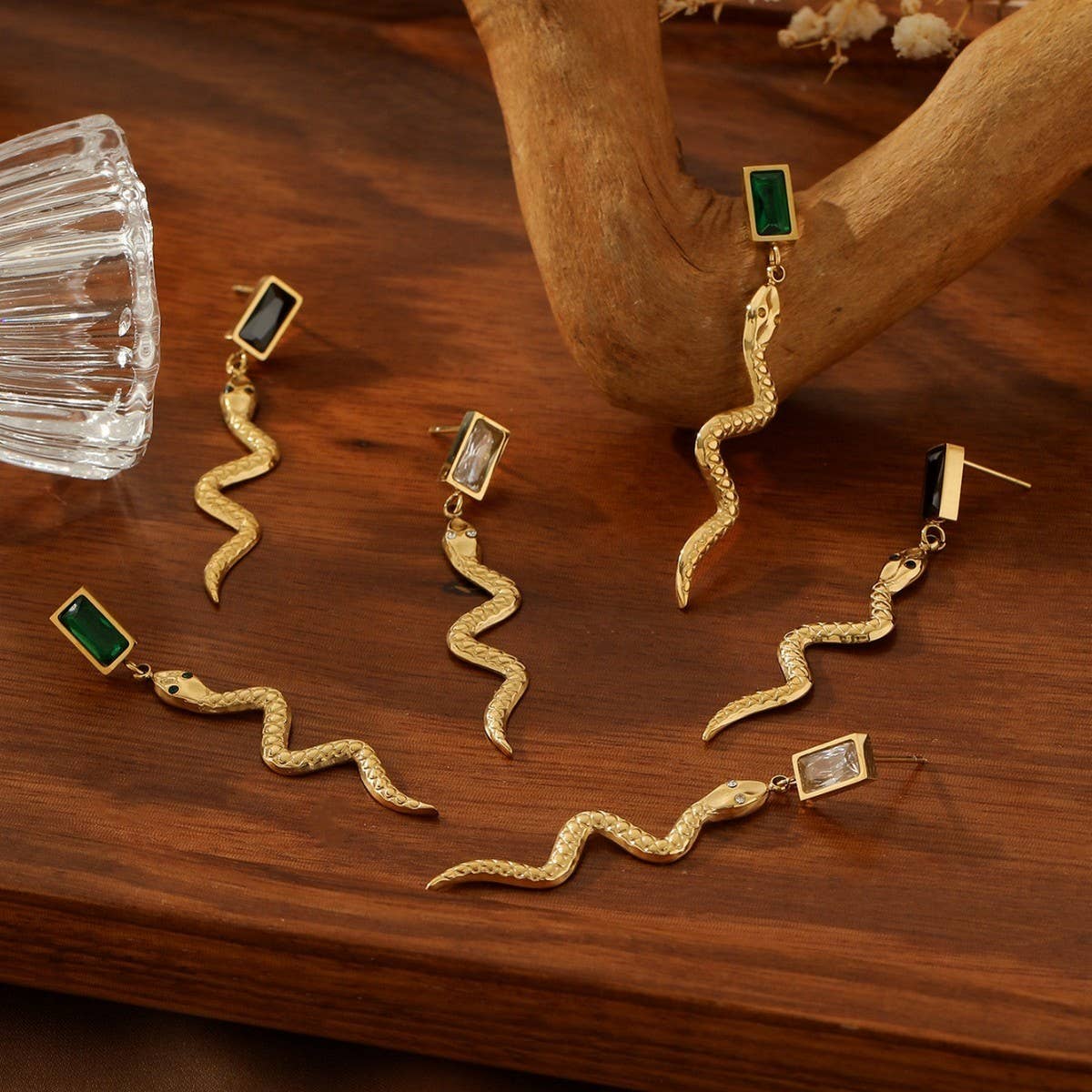 18K GOLD SNAKE-SHAPED EARRINGS WITH DIAMONDS_CWMM3650