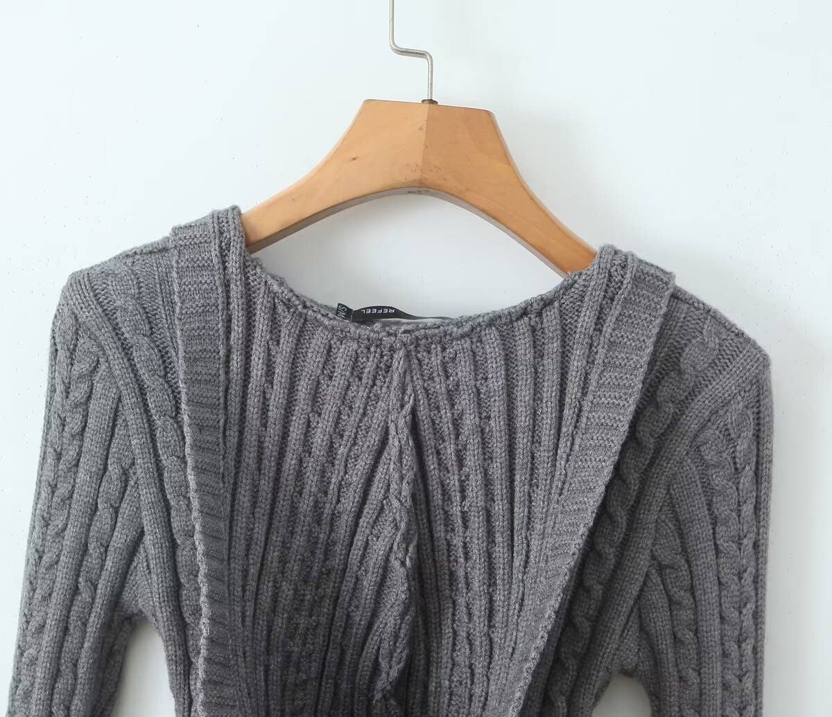 V-NECK HOODED SHORT KNIT SWEATER