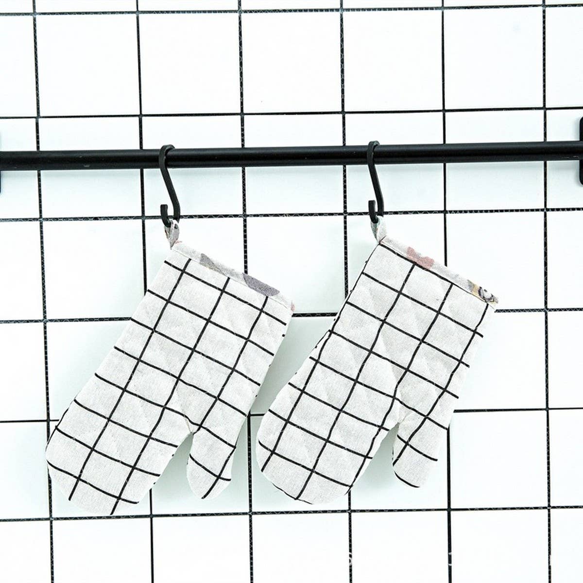 A PAIR OF HEAT-RESISTANT BAKING GLOVES_CWMM1452