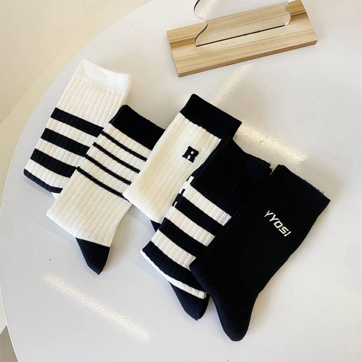SIMPLE BLACK AND WHITE STRIPED SOCKS