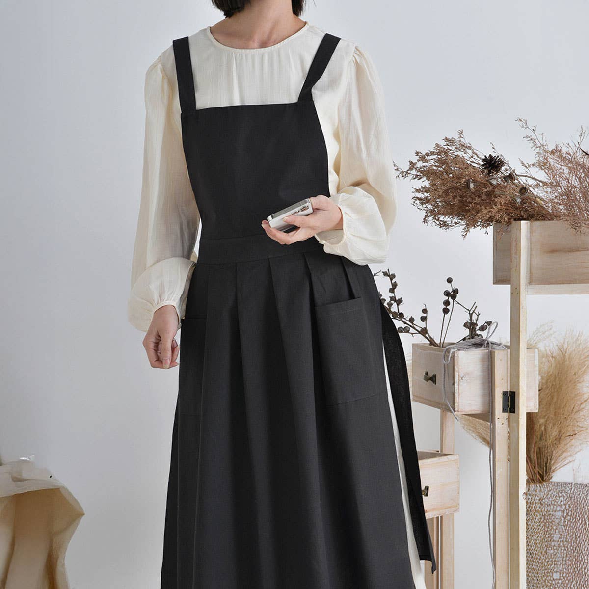 Cotton solid color adjustable Aprons with pockets