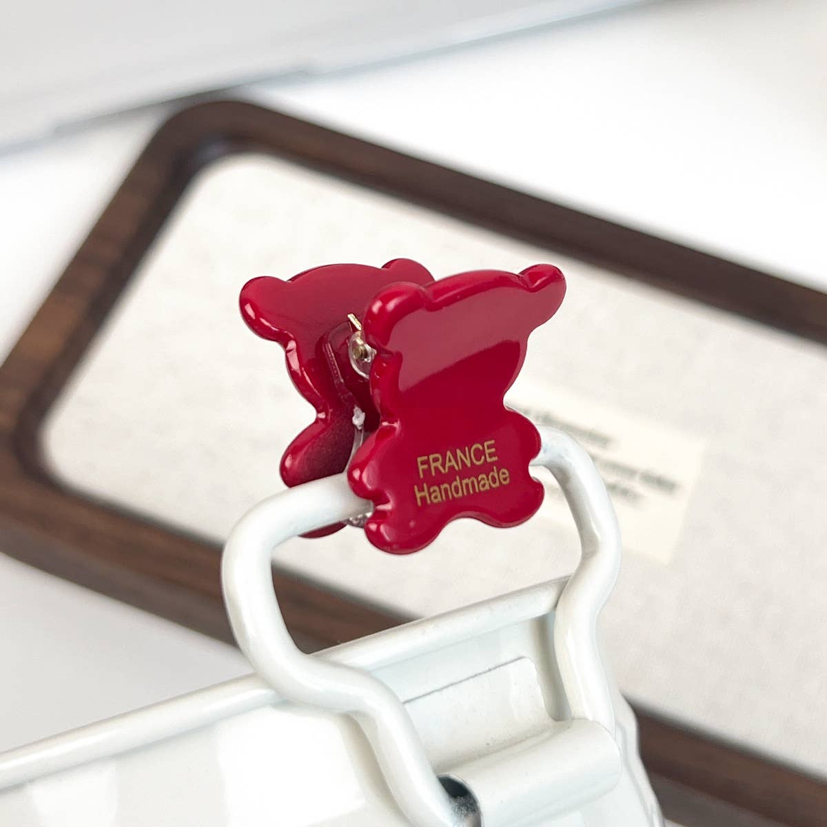 Gold-labeled solid acetic acid plate gripper