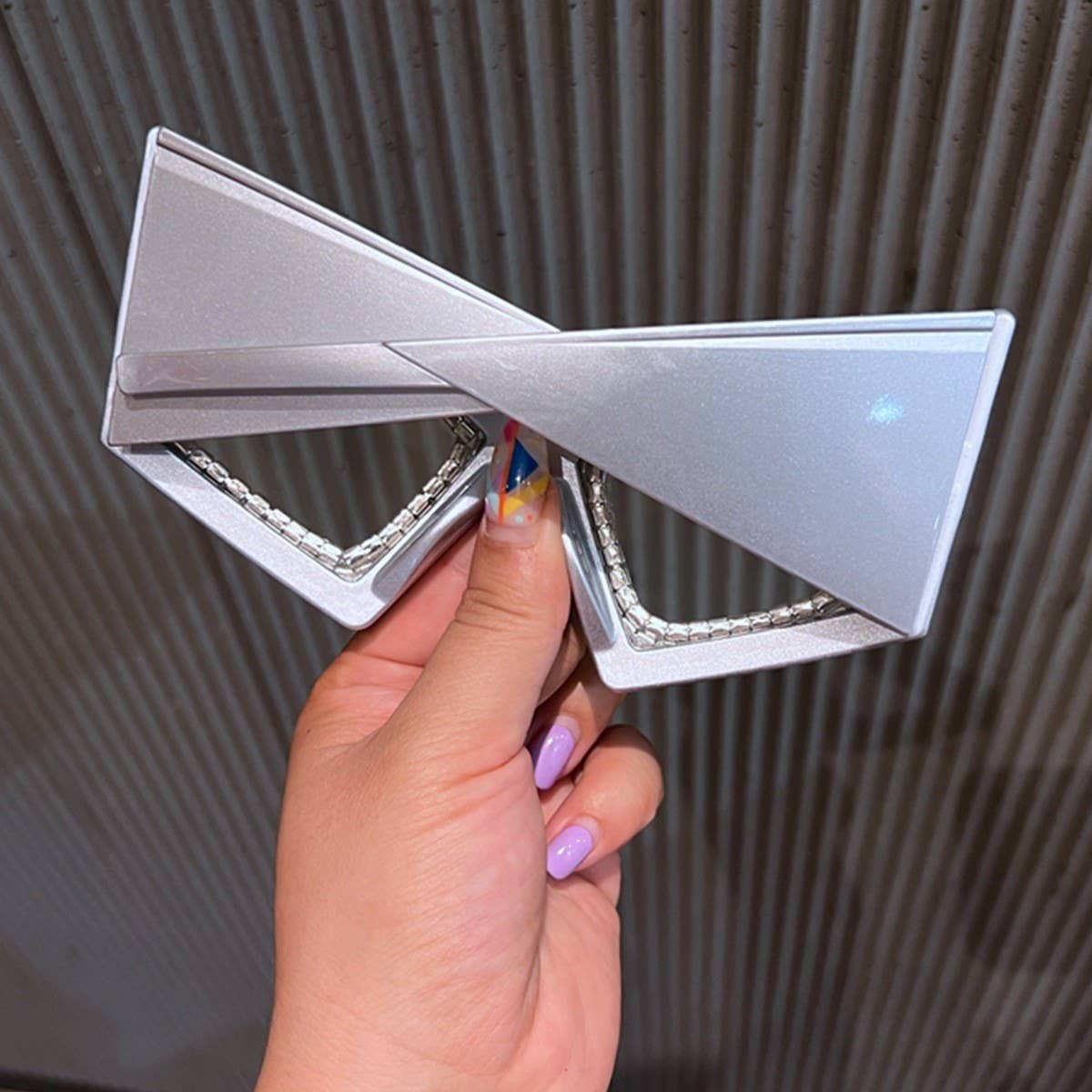 LARGE FRAME CAT-EYE DIAMOND SUNGLASSES