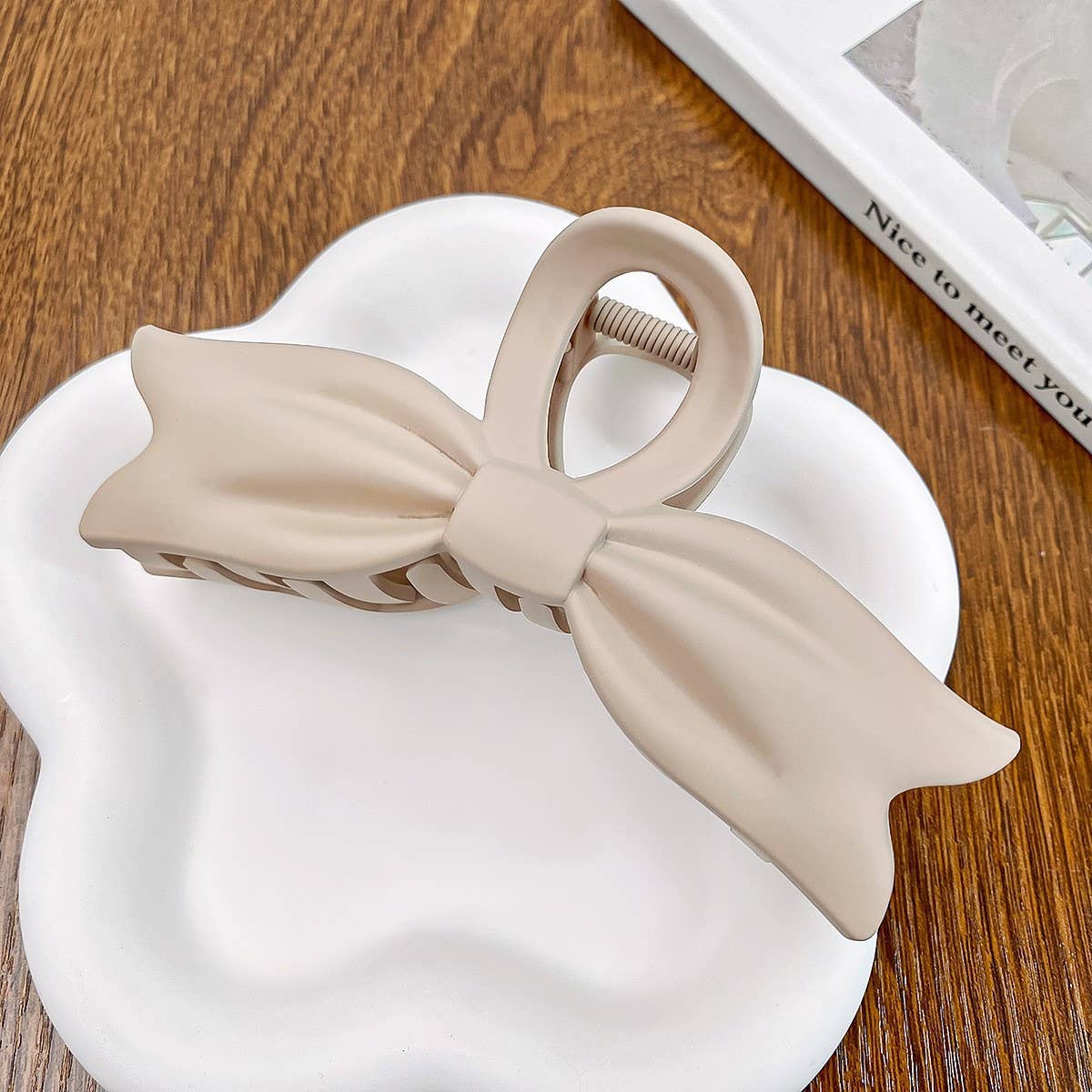 Versatile fashionable hollowed-out grab clip