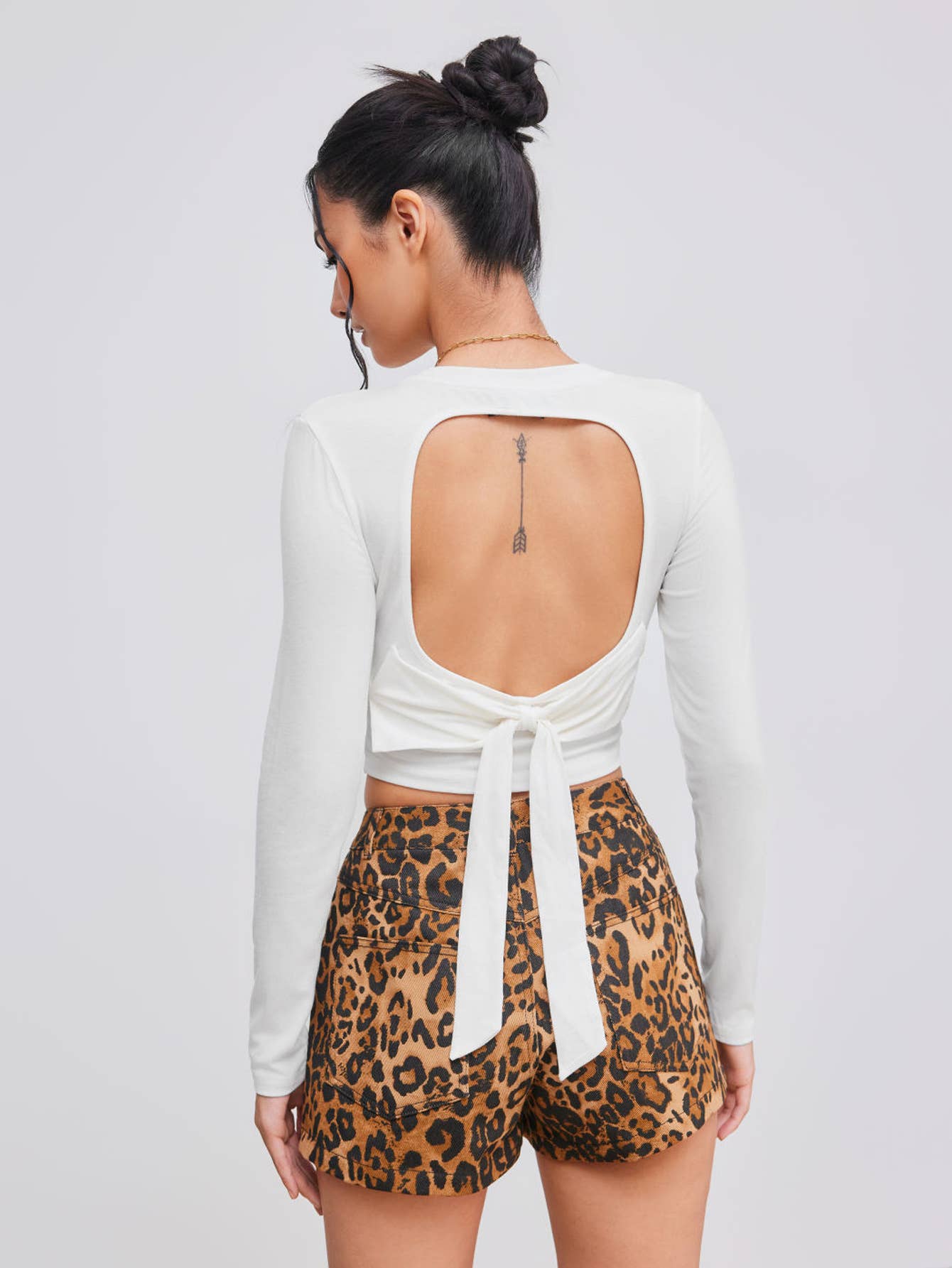 BACKLESS SLIM-FIT SHORTER BACKLESS T-SHIRT