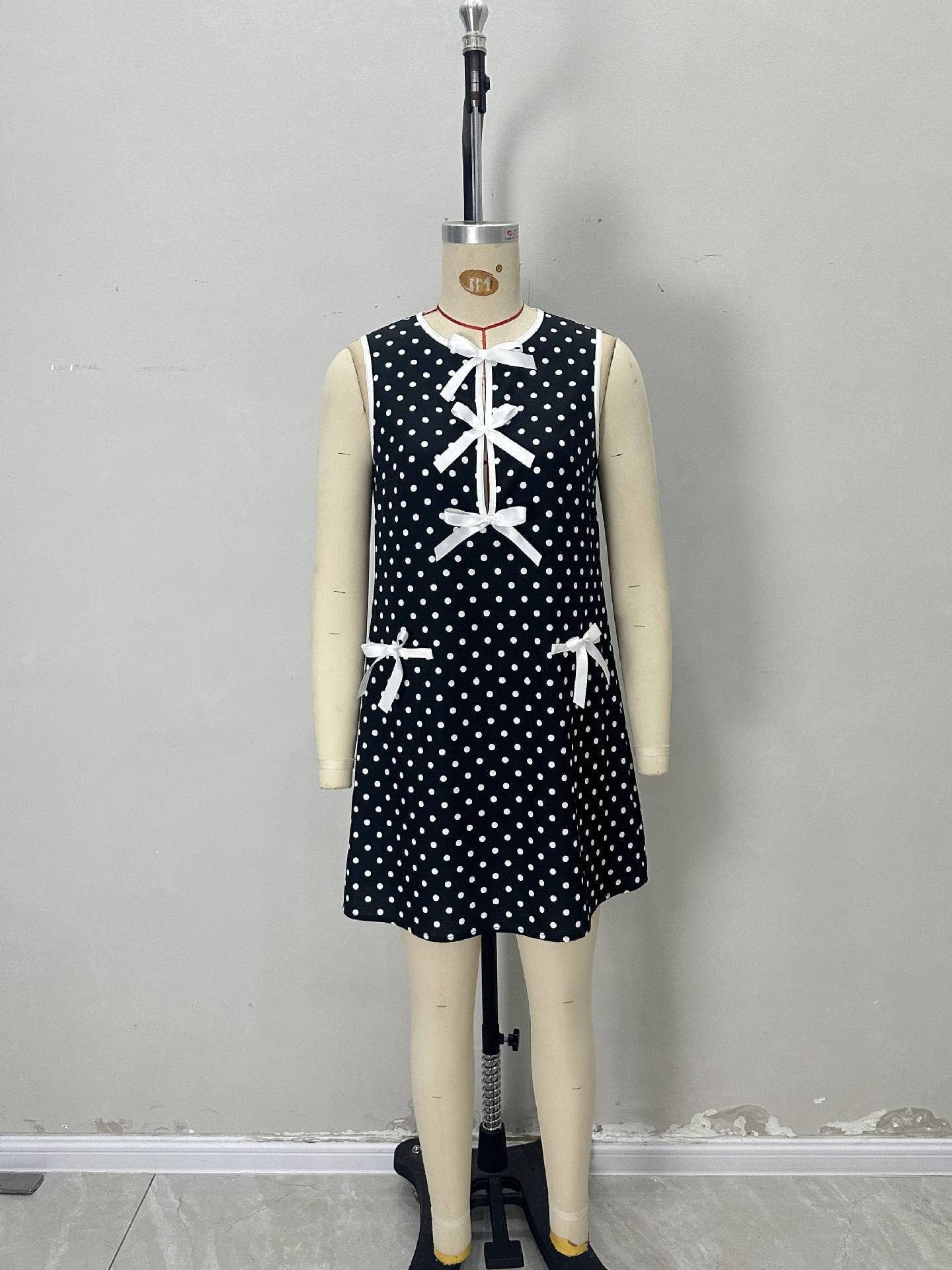 Round-neck sleeveless polka dot loose mini dress
