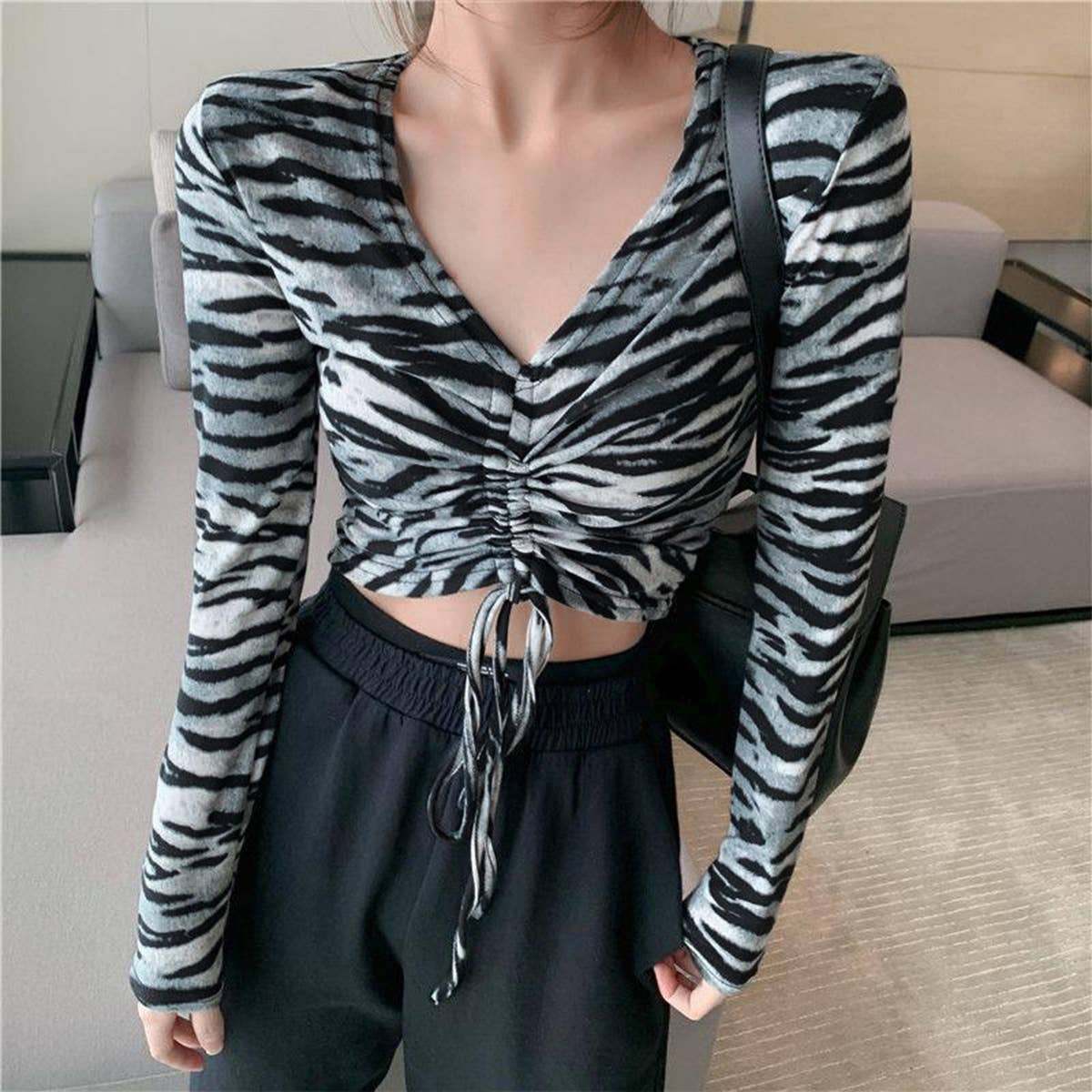SLIM FIT ZEBRA-PRINT SHORT LONG-SLEEVED TOP