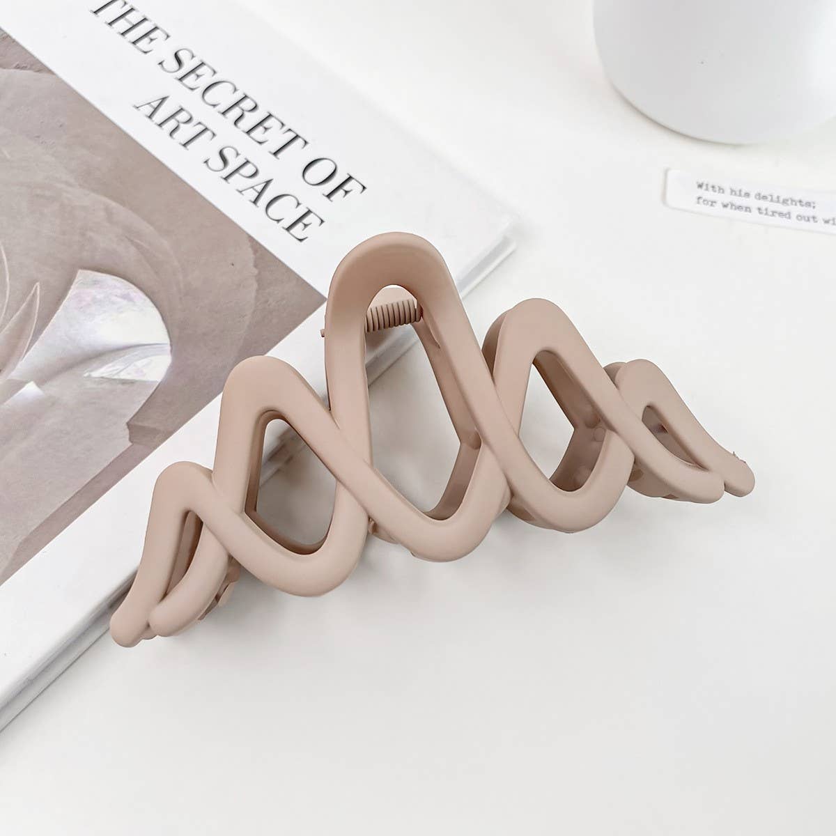 Versatile fashionable hollowed-out grab clip