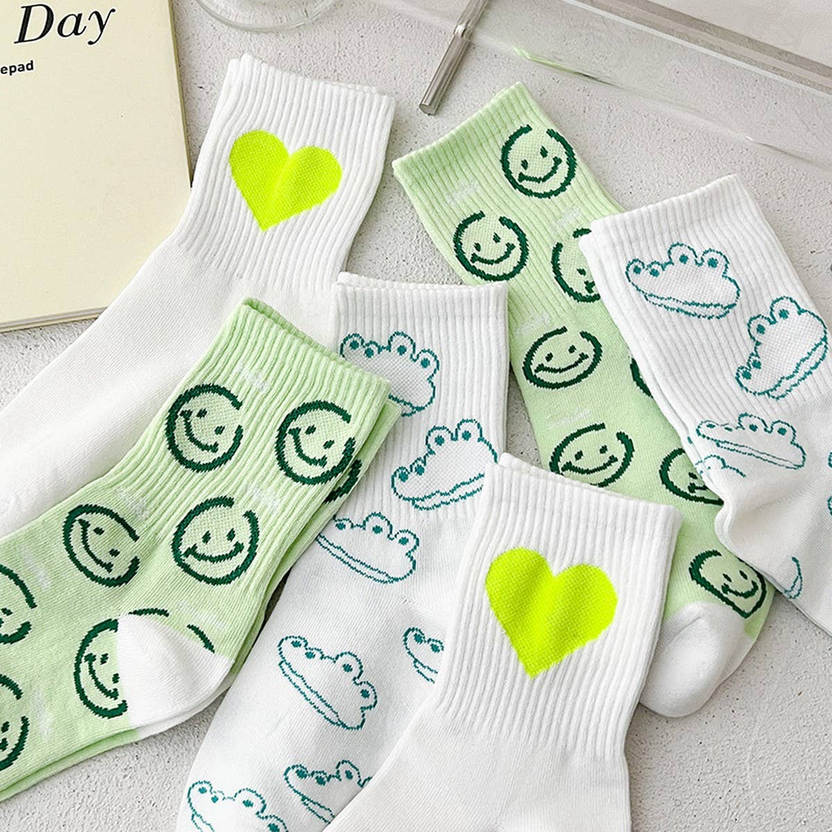 WOMEN'S MIDDLE TUBE CUTE SMILE PATTERN SOCKS