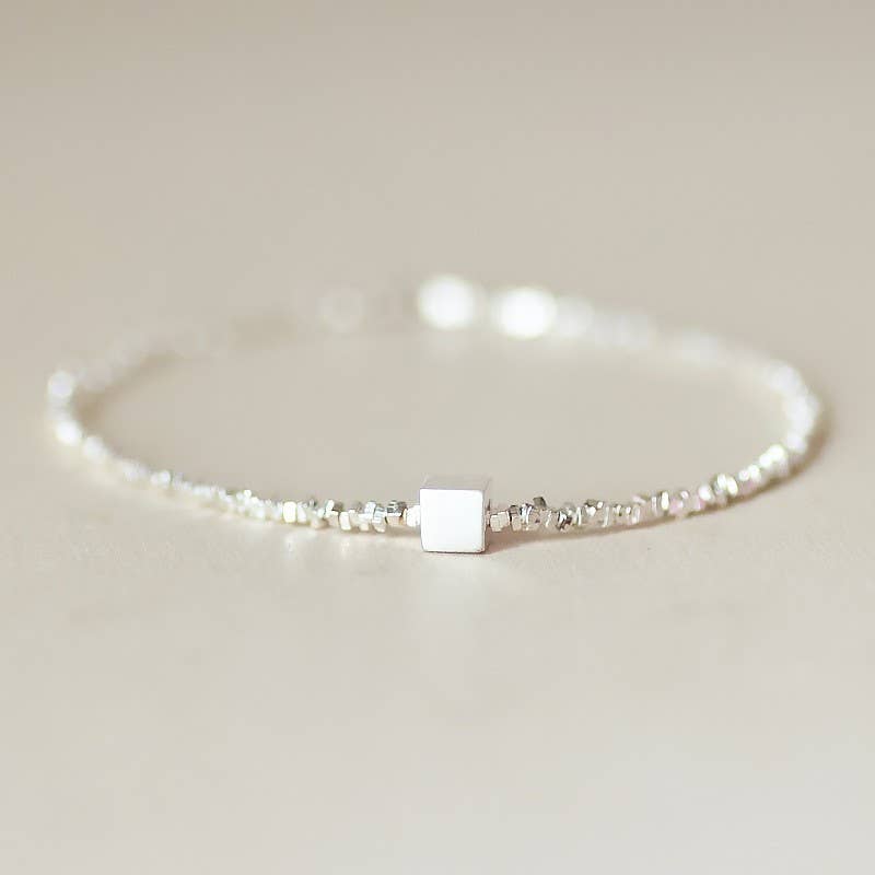 Freshwater pearl bracelet made of broken silver