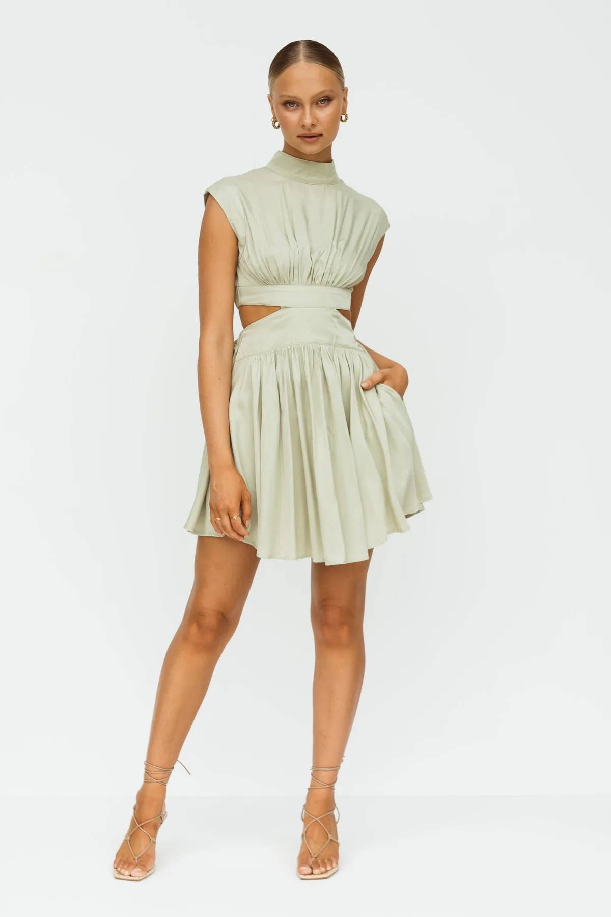 Round-neck solid-color cinched waist dress