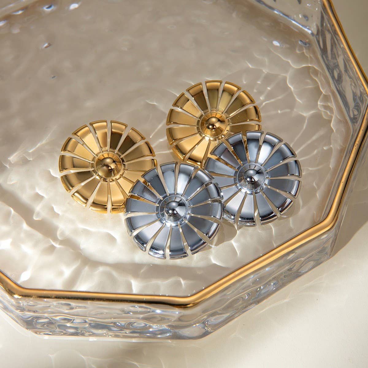 PERSONALIZED DAISY SHAPED ROUND EARRINGS_CWAJE1889