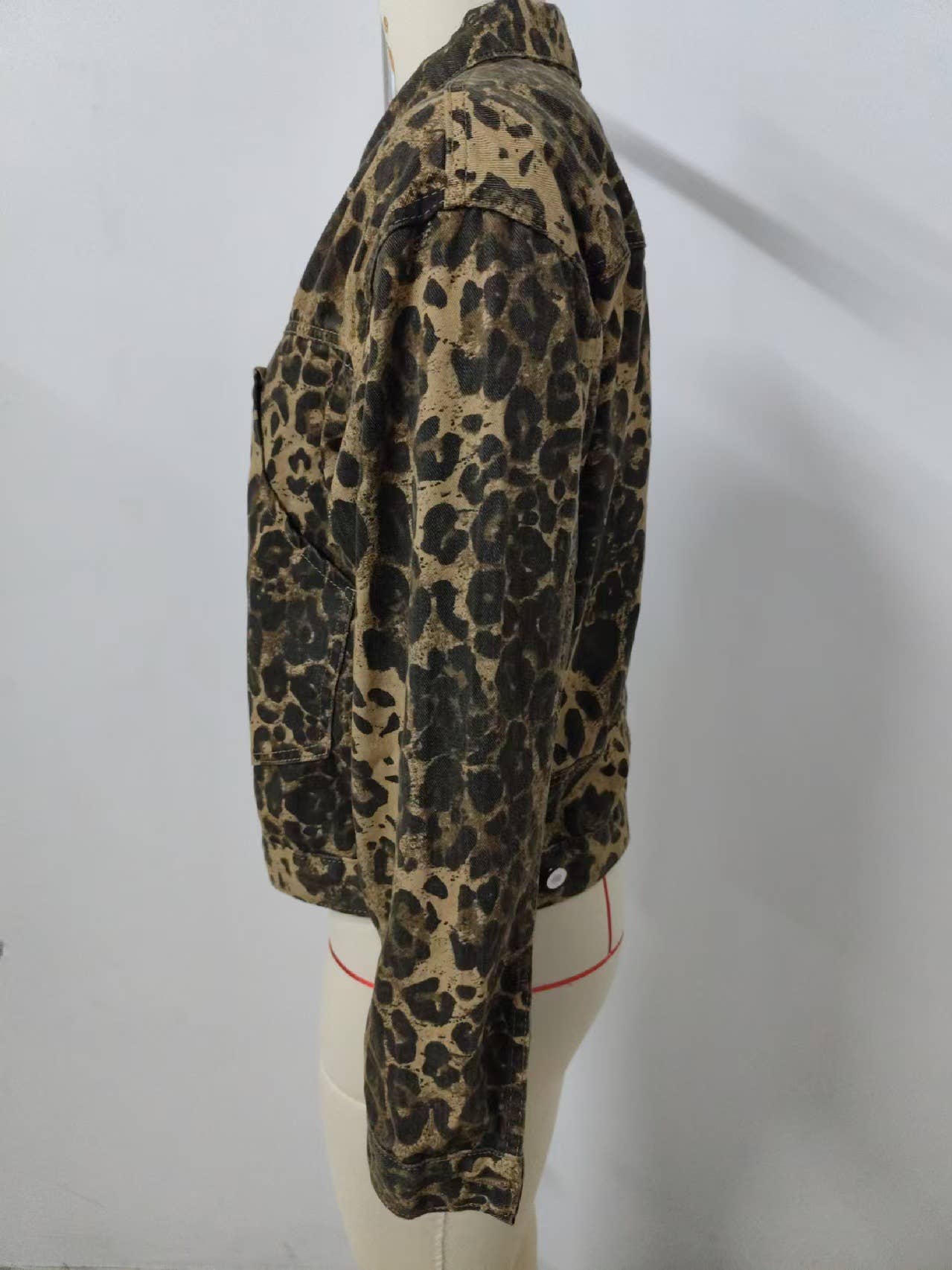 Wild and versatile leopard print denim jacket