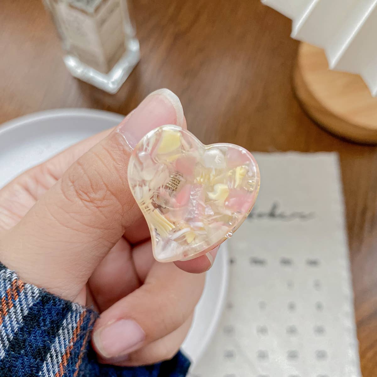 Cute acetic acid heart-shaped small clipper