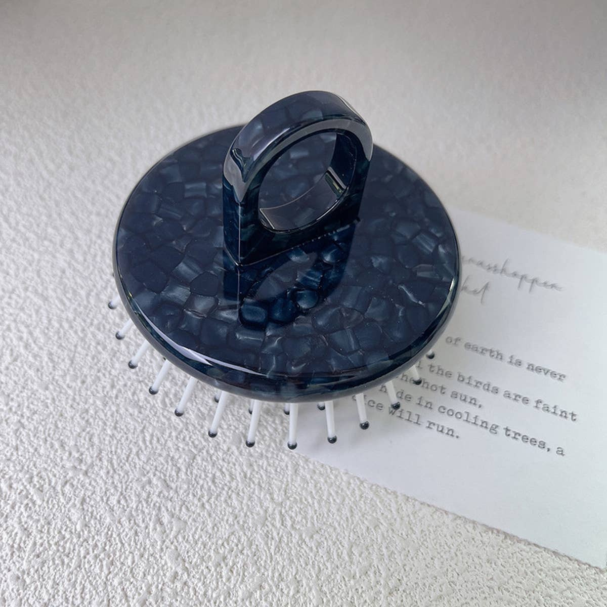 SIMPLE AND PORTABLE MASSAGE COMB