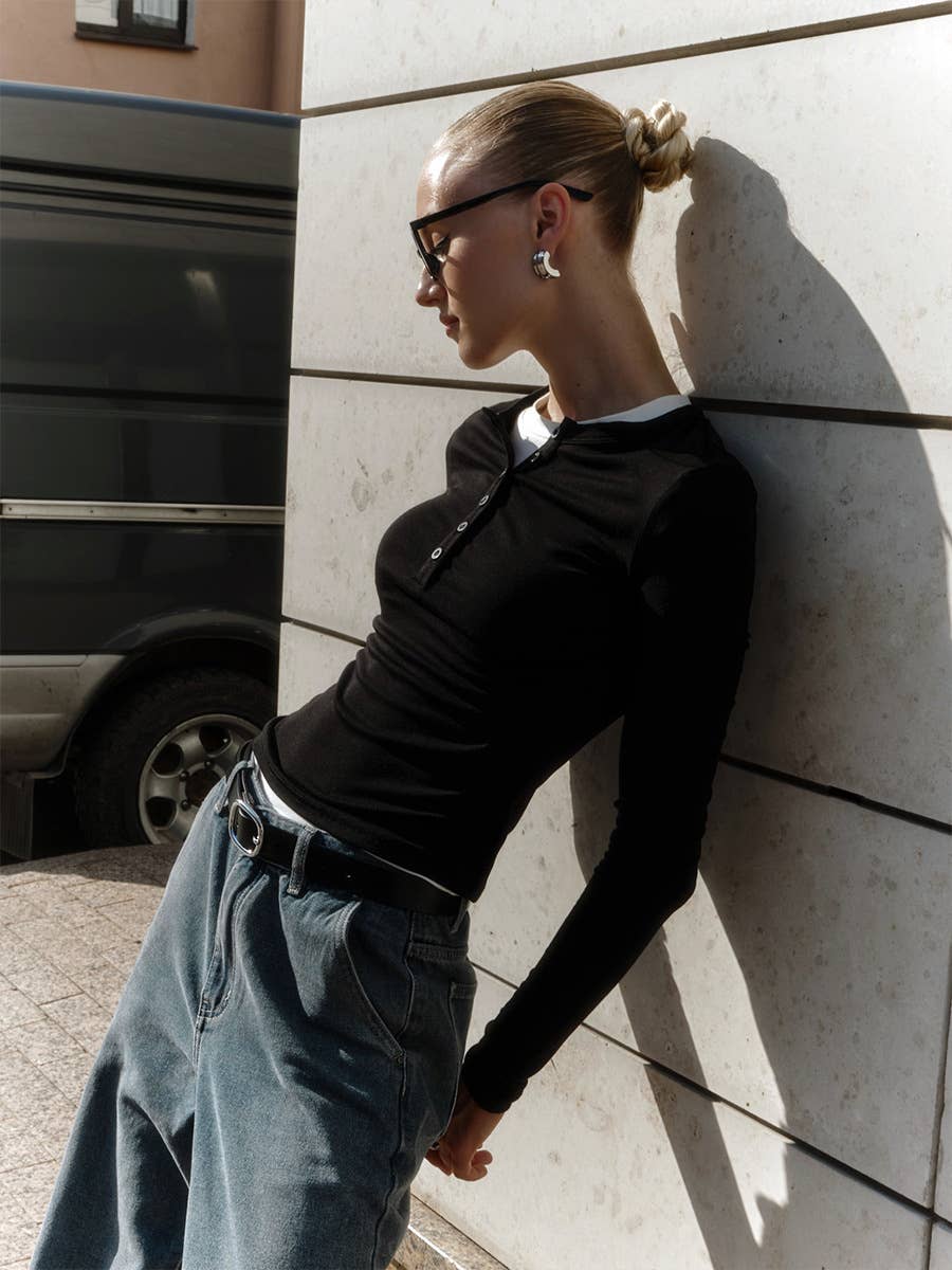 Versatile, form-fitting, round-neck T-shirt