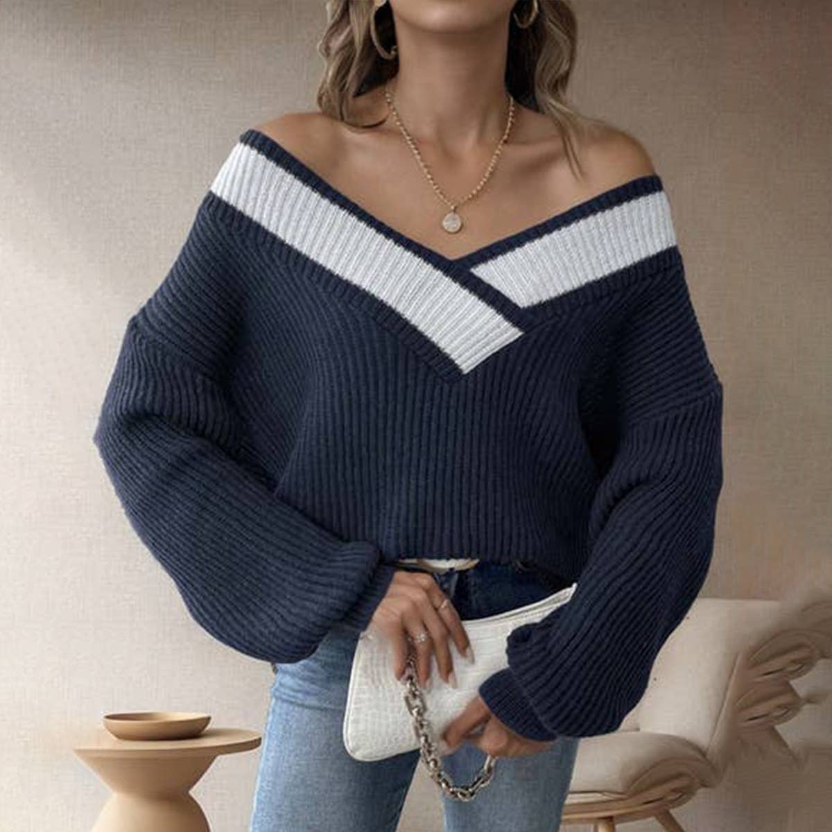 V-neck long-sleeved pullover sweater