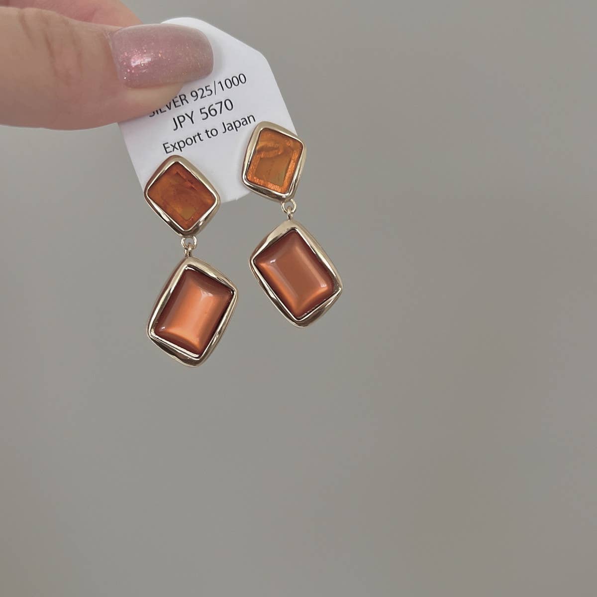 BROWN RESIN SQUARE EARRINGS_CWAJE1304