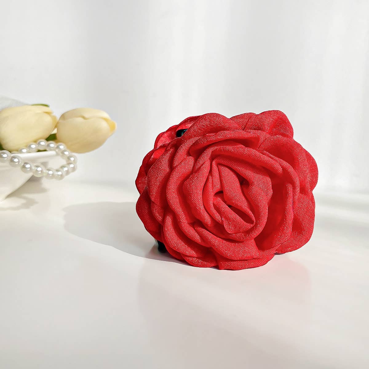 Three-dimensional solid fabric rose grasping clip