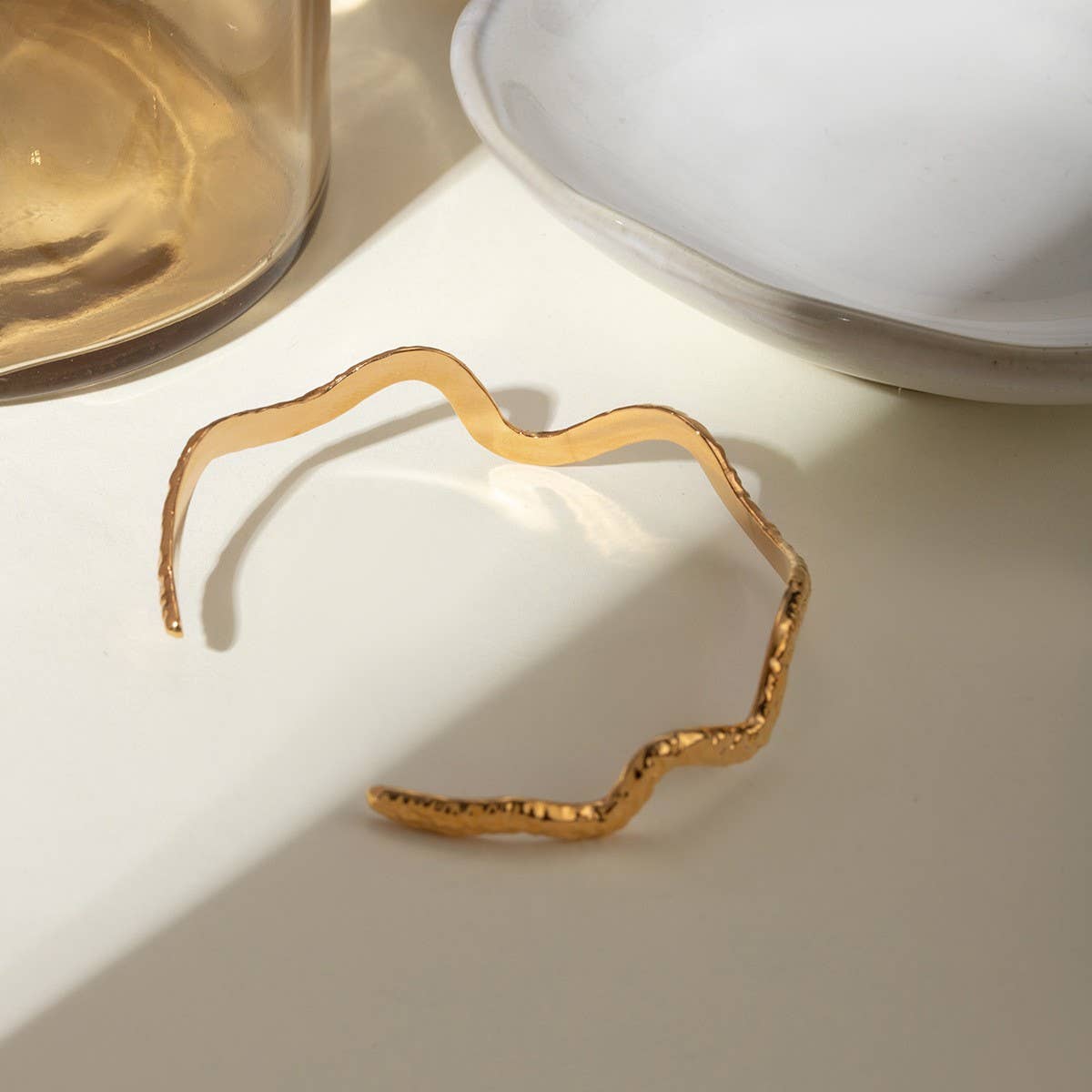 18K Gold Titanium Steel Wavy Hammered Bracelet_CWAJE4797